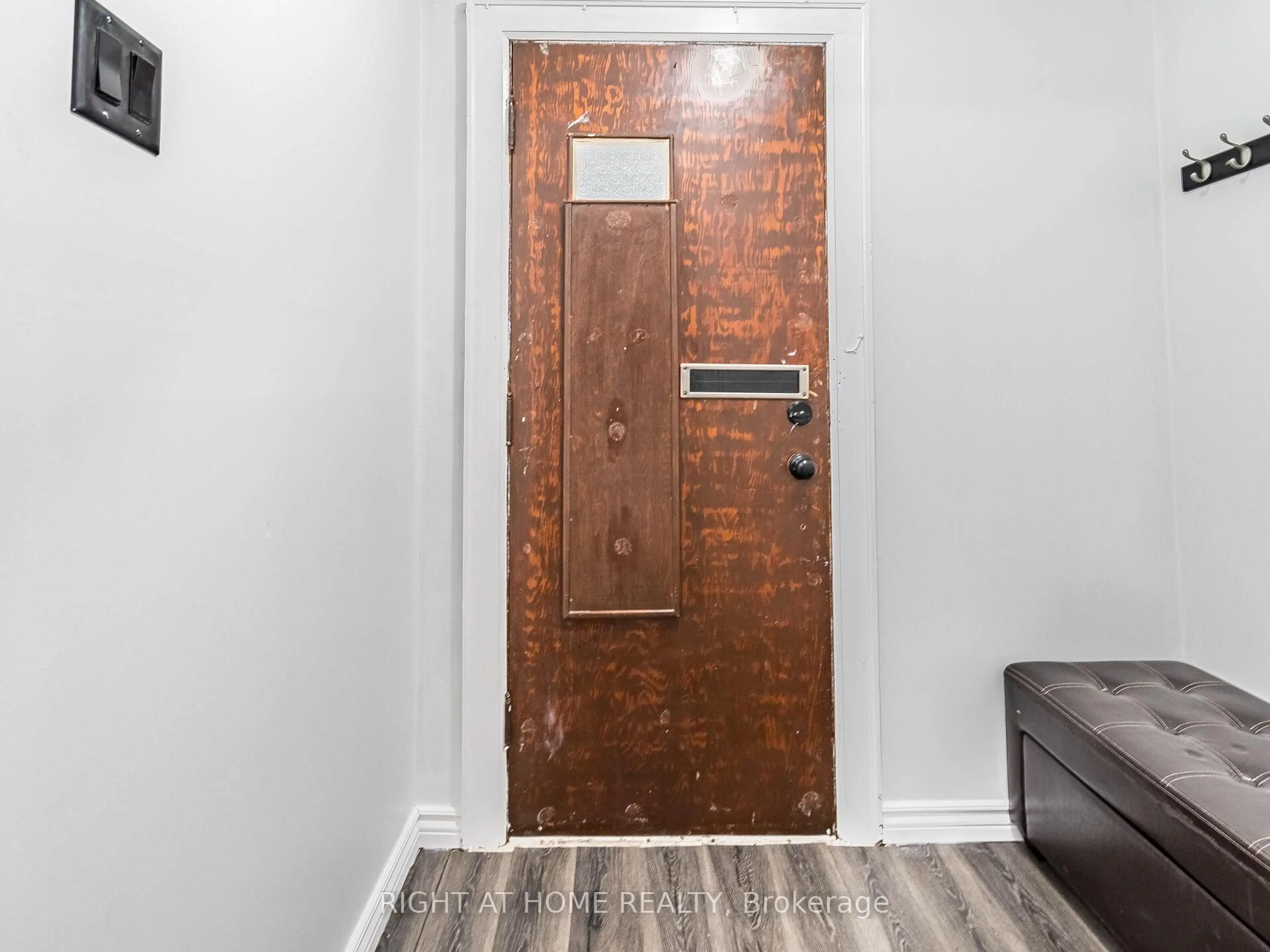Indoor entryway for 9 Kehl St, Kitchener Ontario N2M 3T8