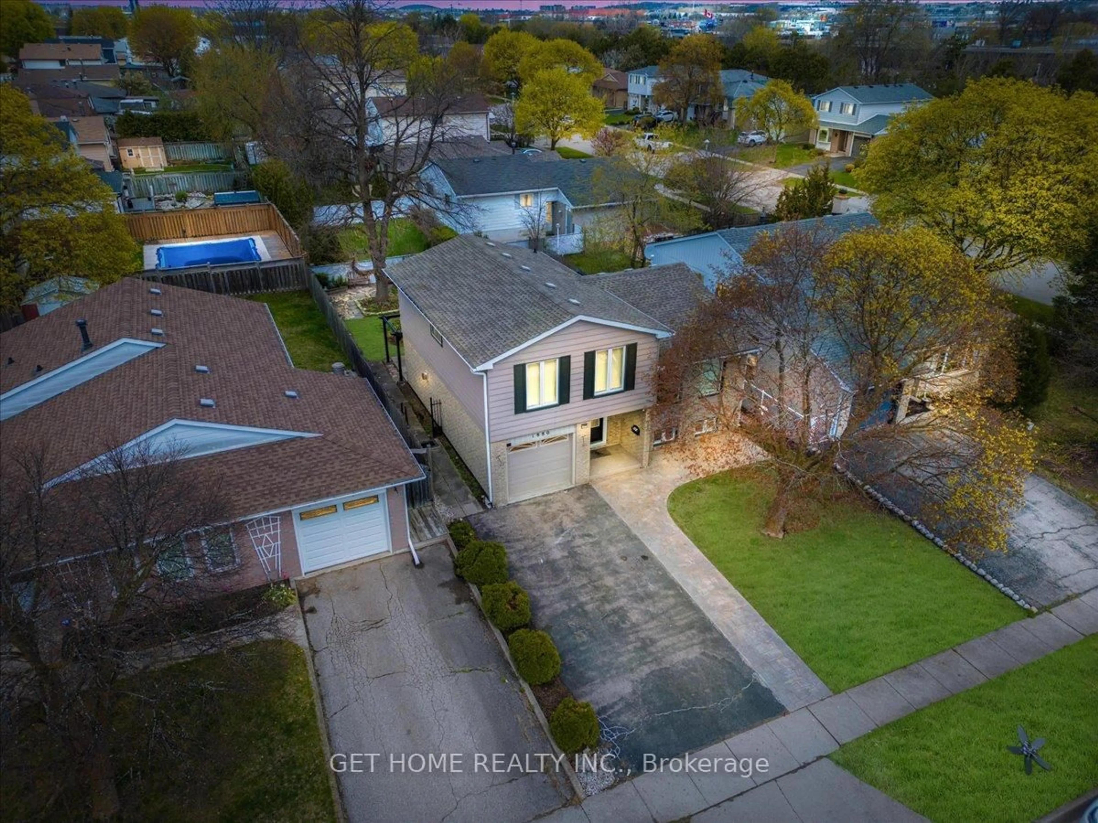 A pic from outside/outdoor area/front of a property/back of a property/a pic from drone, street for 1880 EARLWOOD Dr, Cambridge Ontario N3H 5A5
