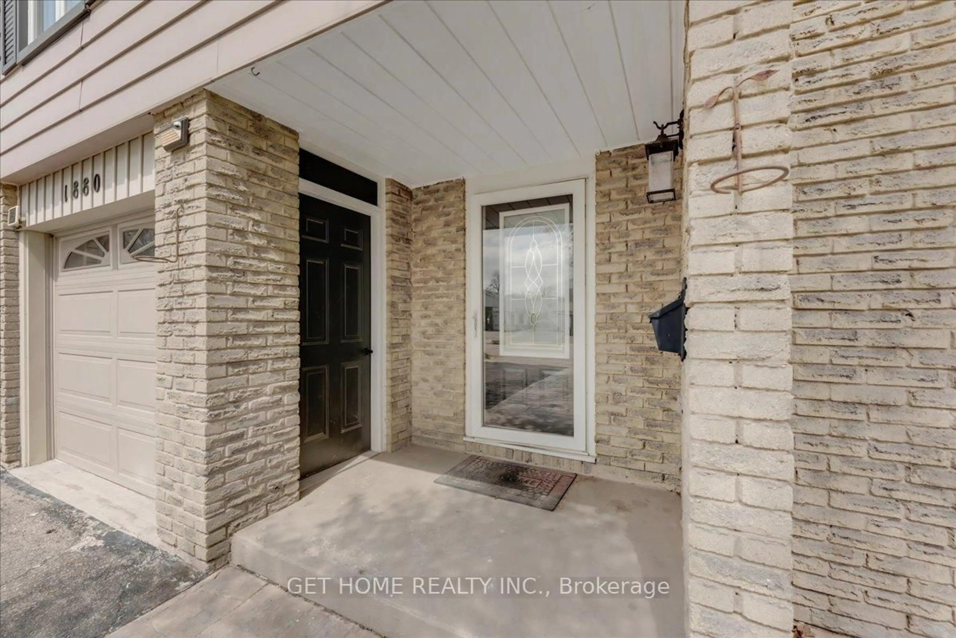 Indoor entryway for 1880 EARLWOOD Dr, Cambridge Ontario N3H 5A5