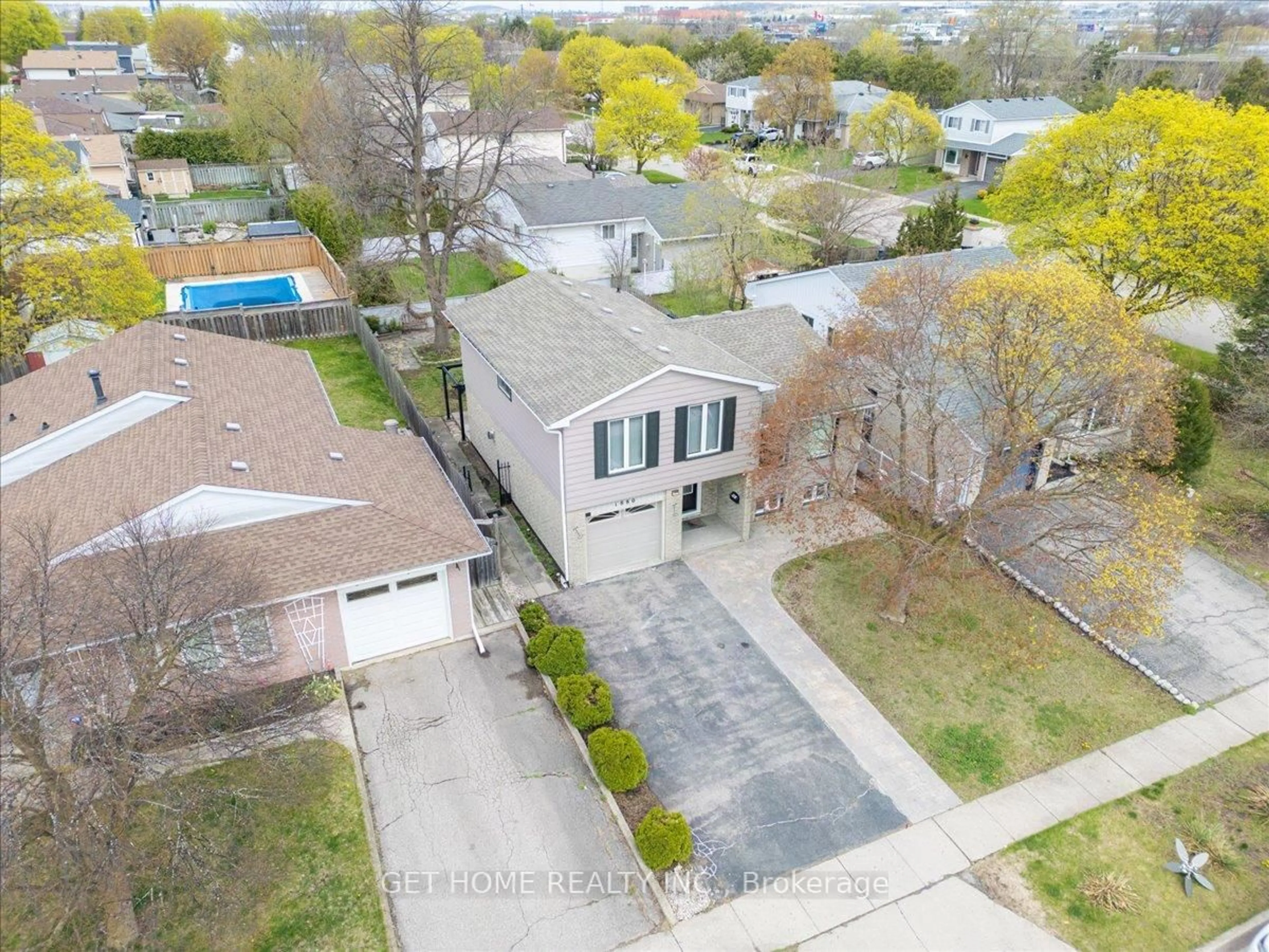 A pic from outside/outdoor area/front of a property/back of a property/a pic from drone, street for 1880 EARLWOOD Dr, Cambridge Ontario N3H 5A5
