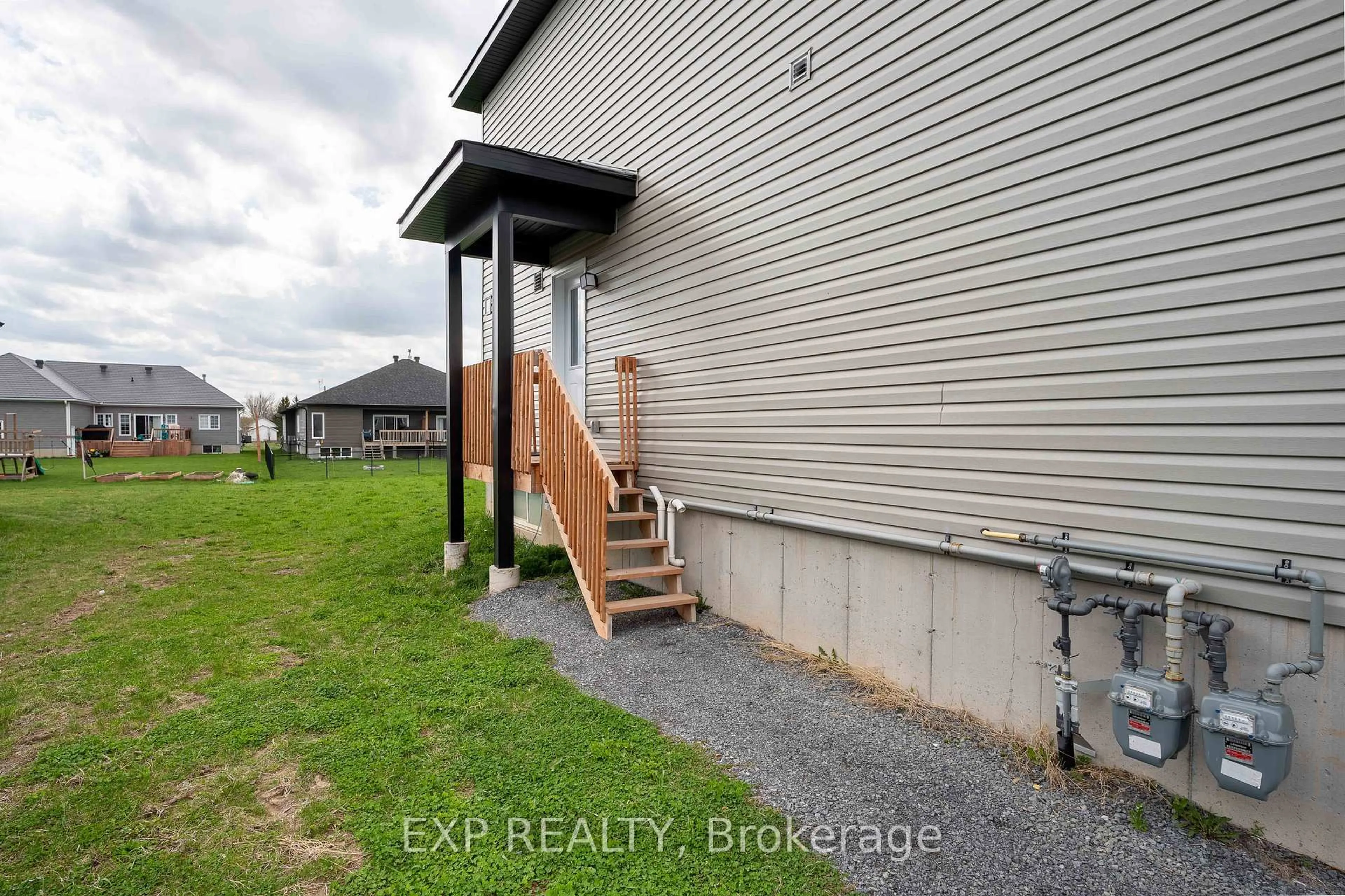 A pic from outside/outdoor area/front of a property/back of a property/a pic from drone, unknown for 60 HORIZON St, The Nation Ontario K0A 3C0