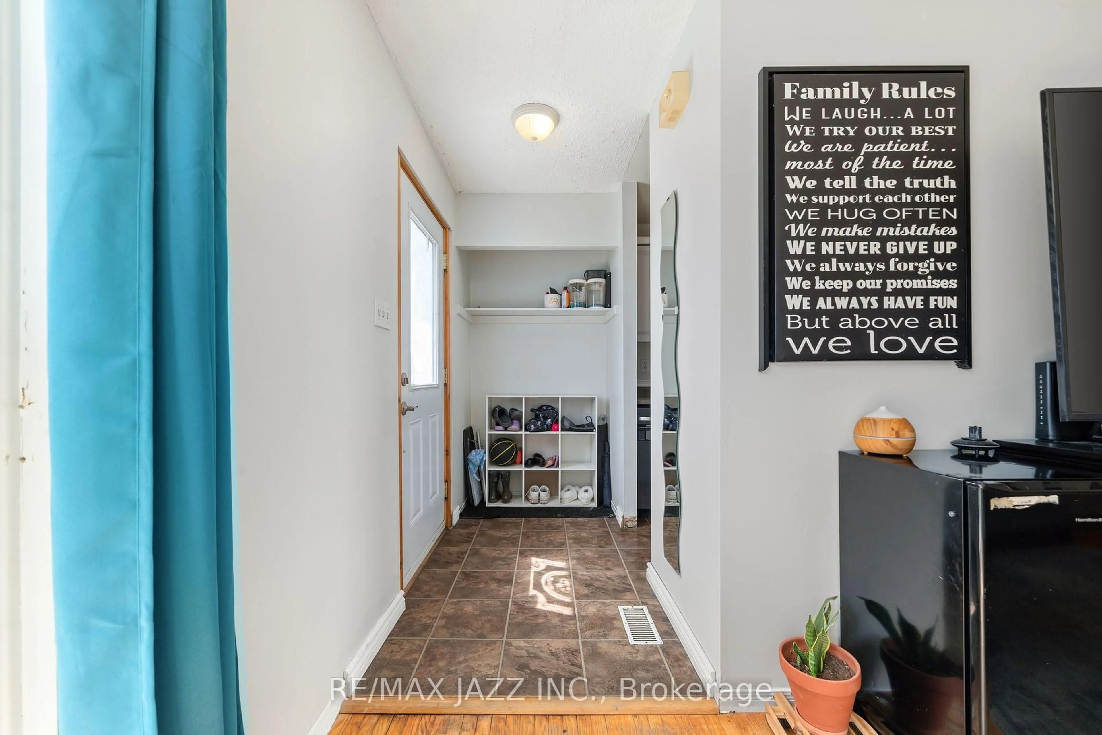 Indoor entryway for 30 McCabe St, Quinte West Ontario K8V 2B8