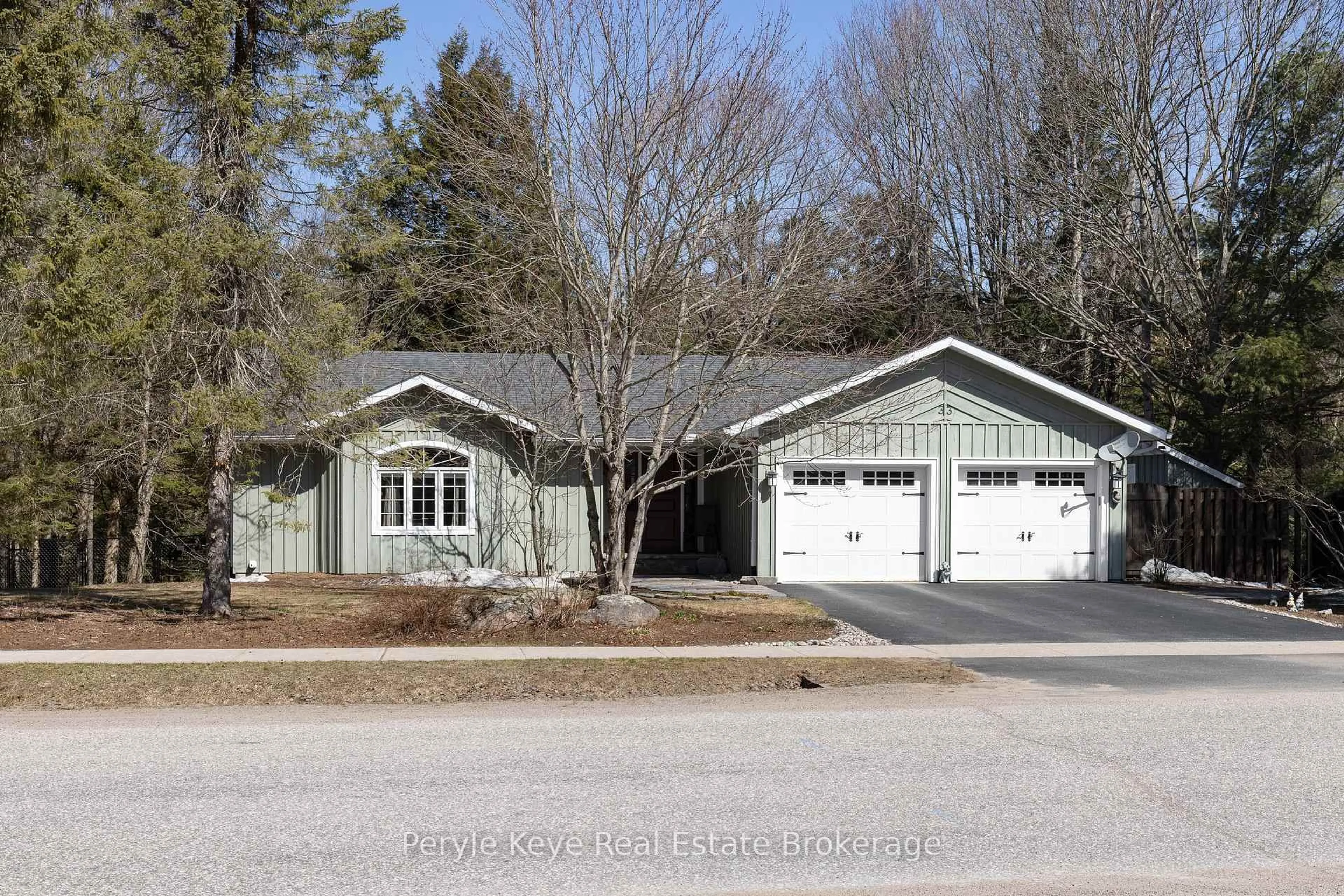 Indoor garage for 33 Meadow Heights Dr, Bracebridge Ontario P1L 1A2