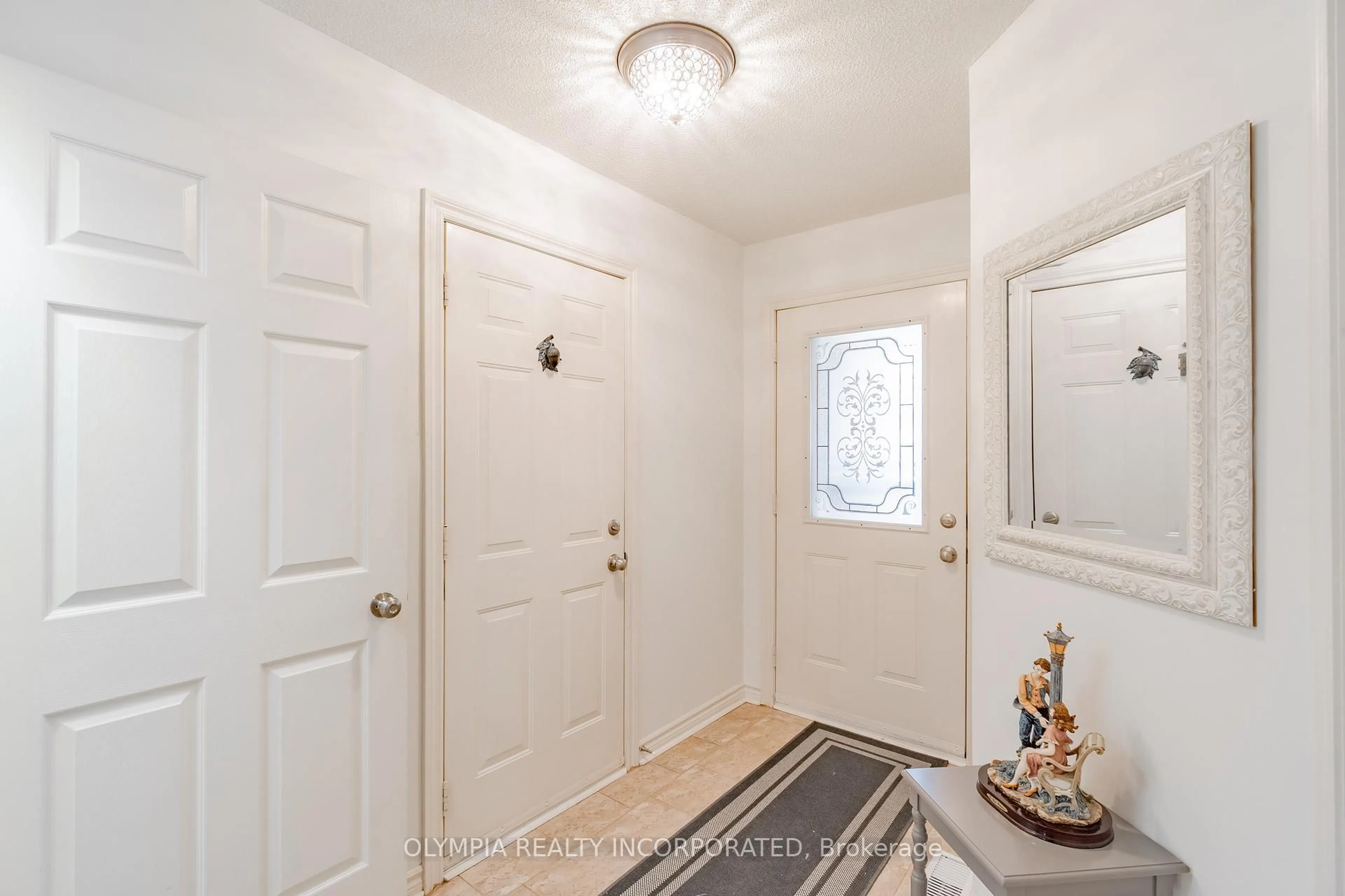Indoor entryway for 7370 Monastery Dr #7, Niagara Falls Ontario L2H 3C4