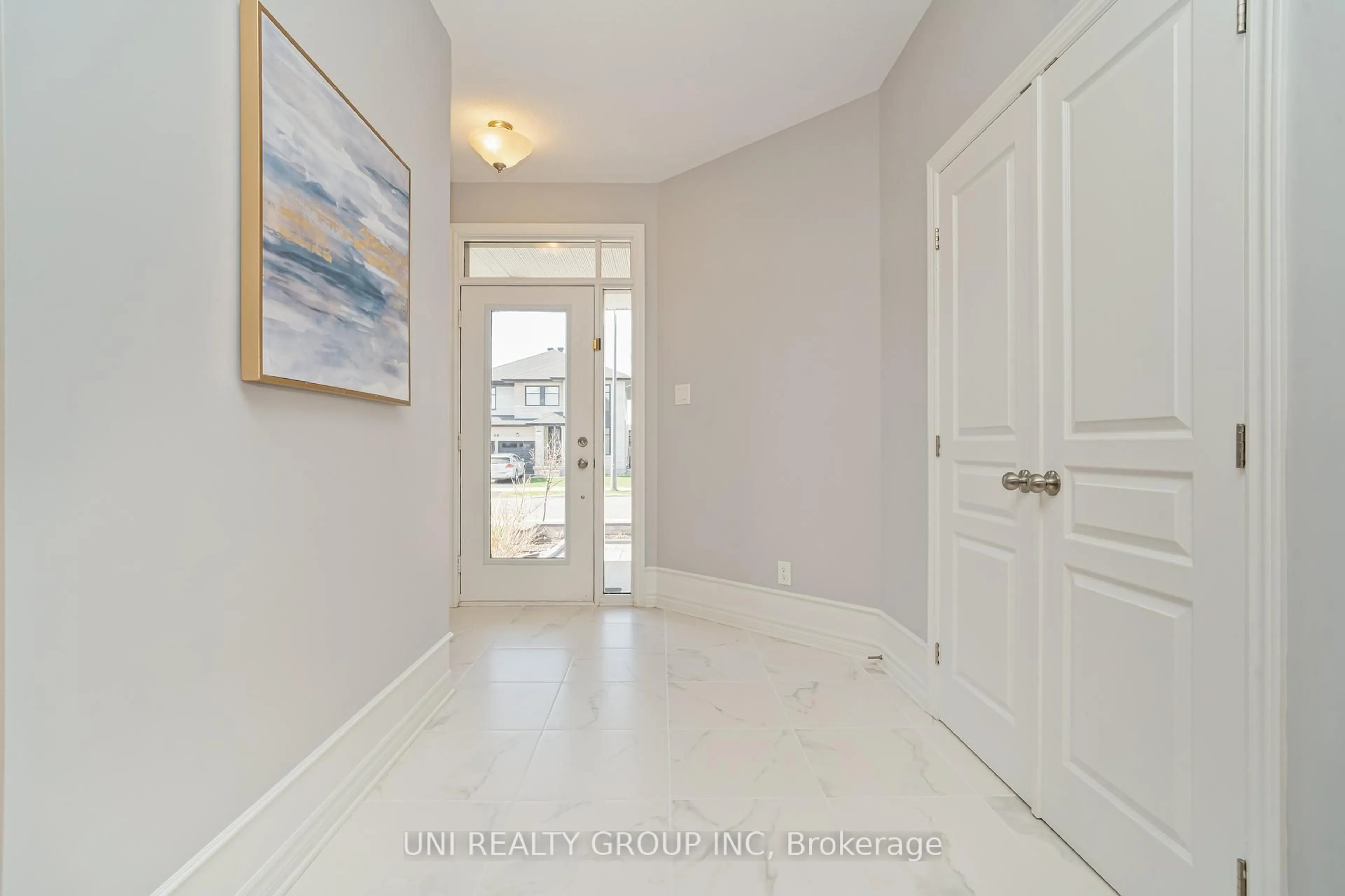Indoor entryway for 172 Cambie Rd, Ottawa Ontario K1X 0A7