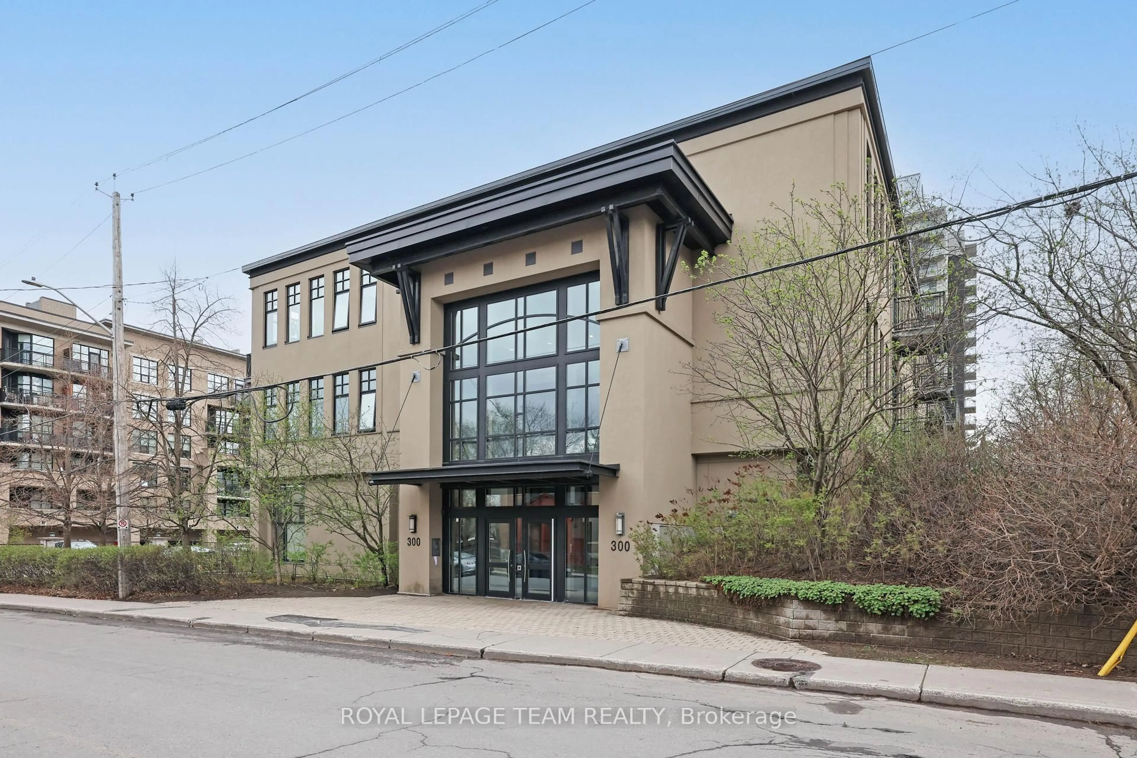 Indoor foyer for 300 Powell Ave #203, Ottawa Ontario K1S 5T3