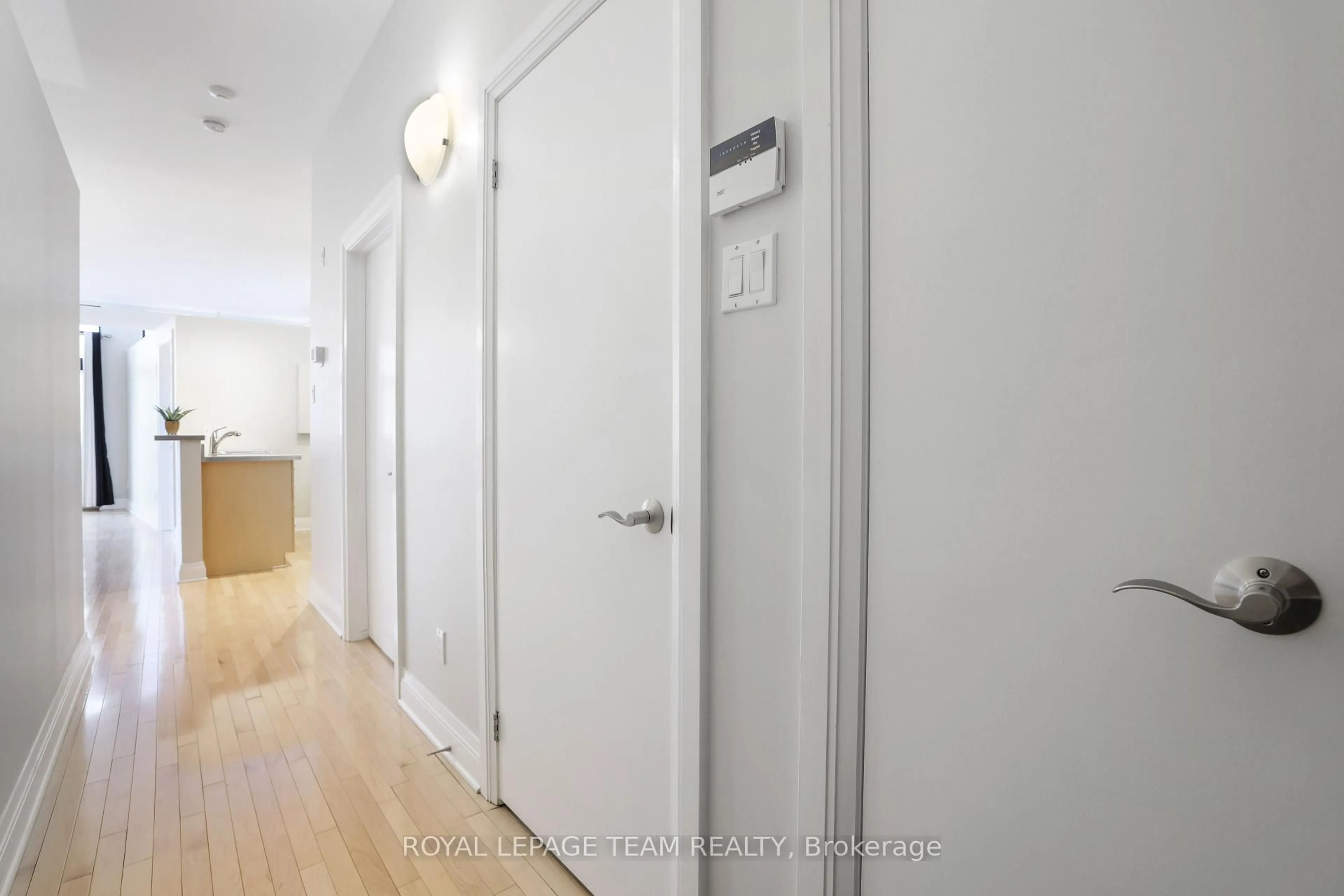 Indoor entryway for 300 Powell Ave #203, Ottawa Ontario K1S 5T3