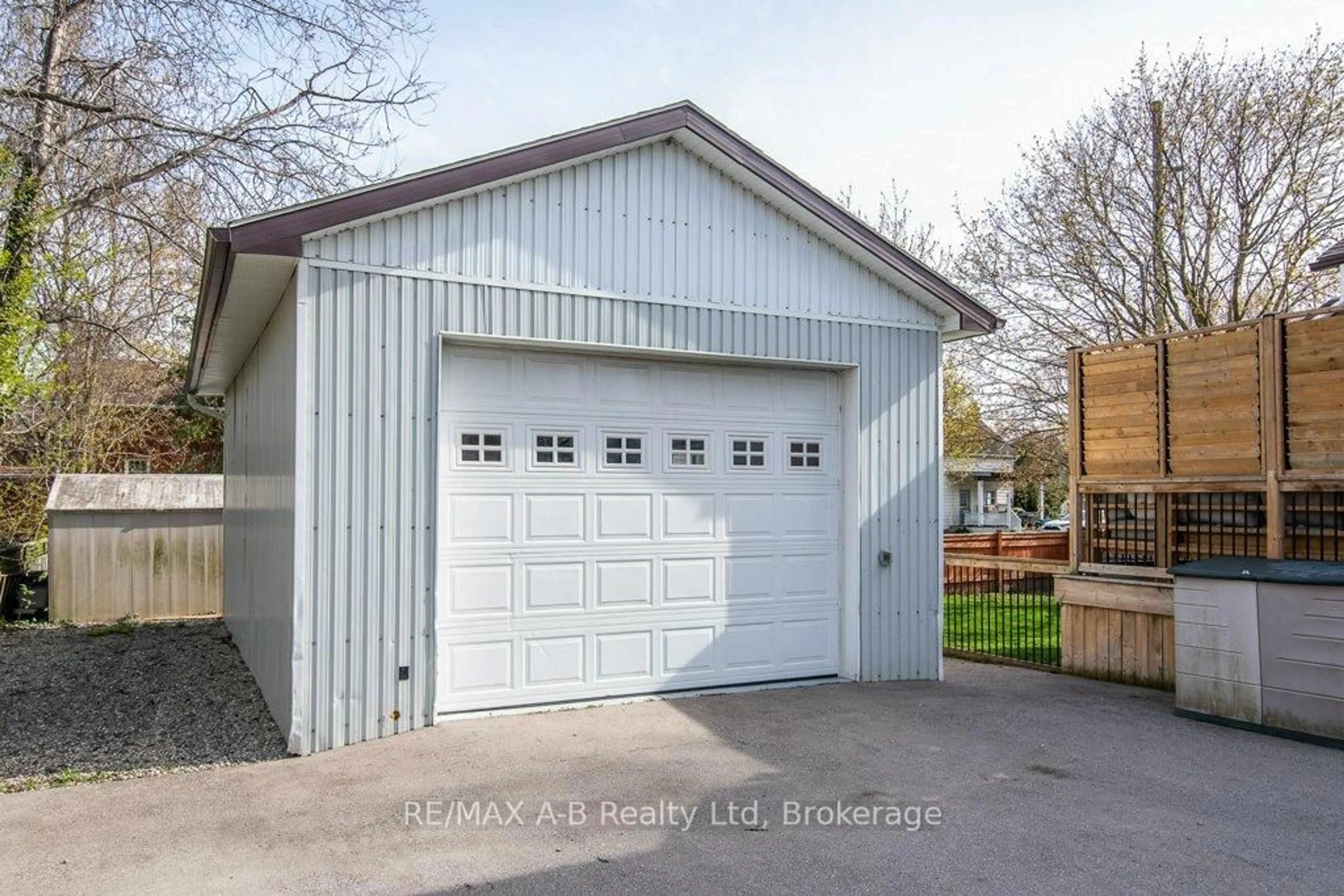 Indoor garage for 168 Hope St, East Zorra-Tavistock Ontario N0B 2R0