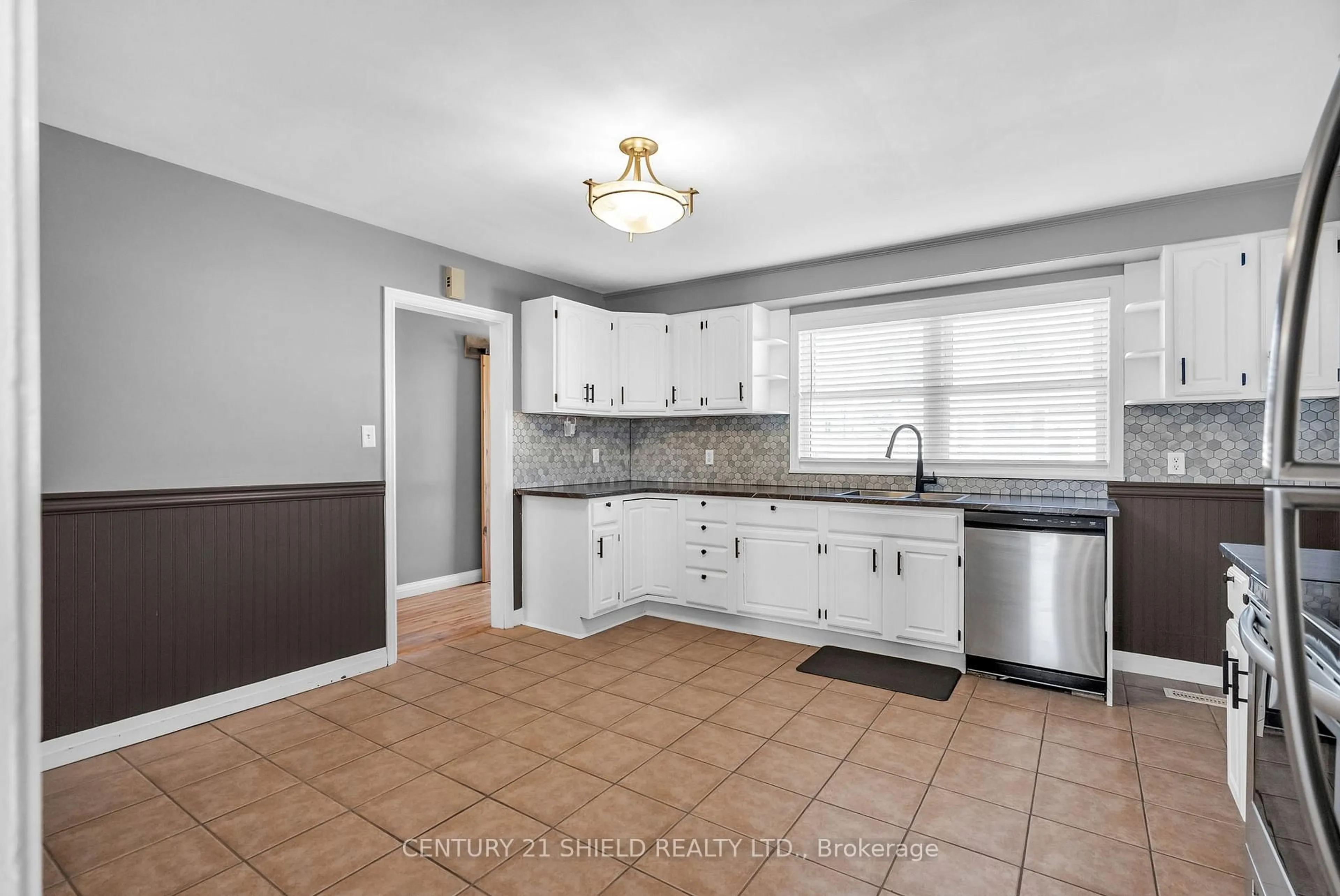 Standard kitchen, ceramic/tile floor for 707 James St, Cornwall Ontario K6J 2M5