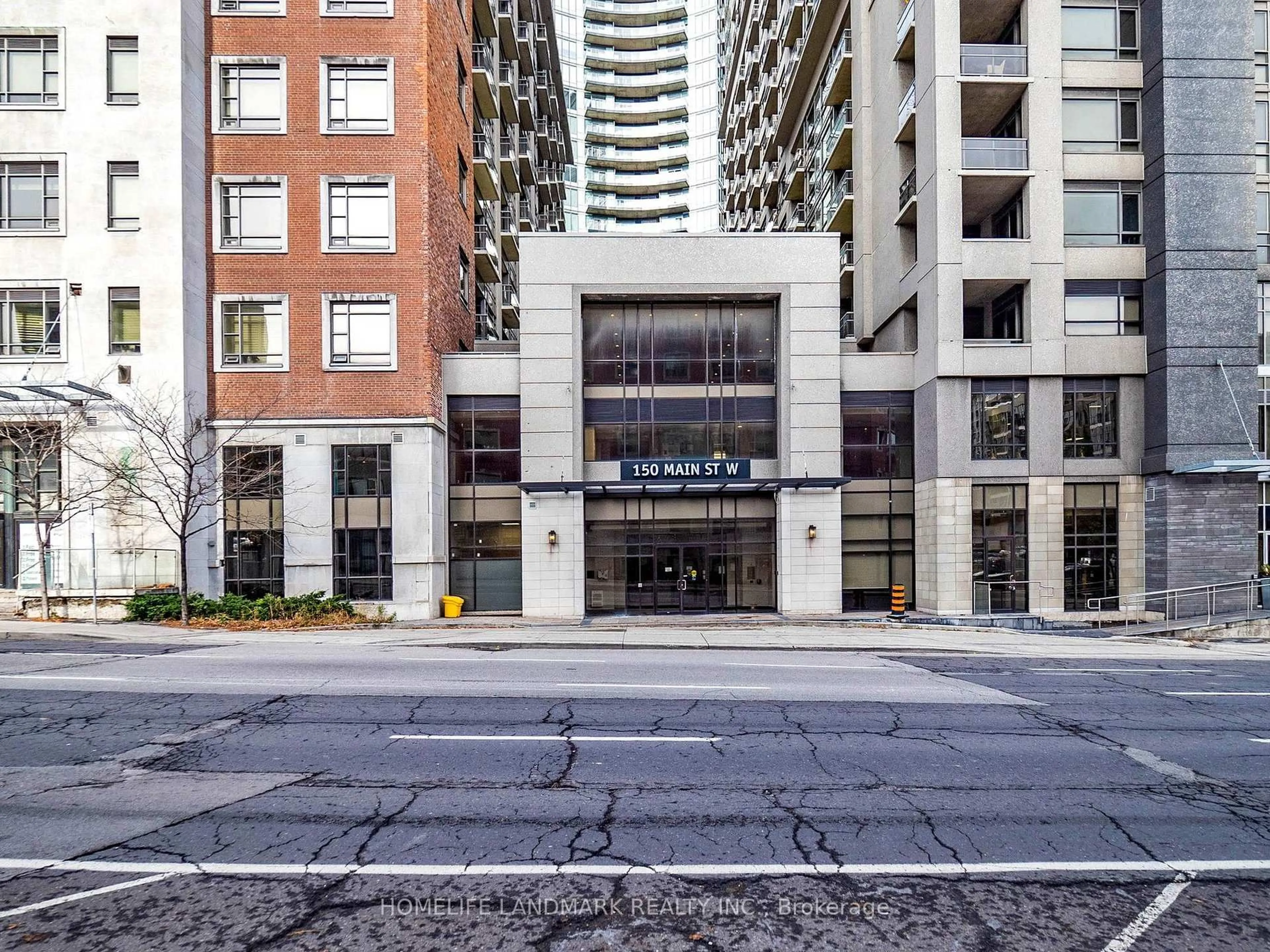 Indoor foyer for 150 Main St #613, Hamilton Ontario L8P 1H8