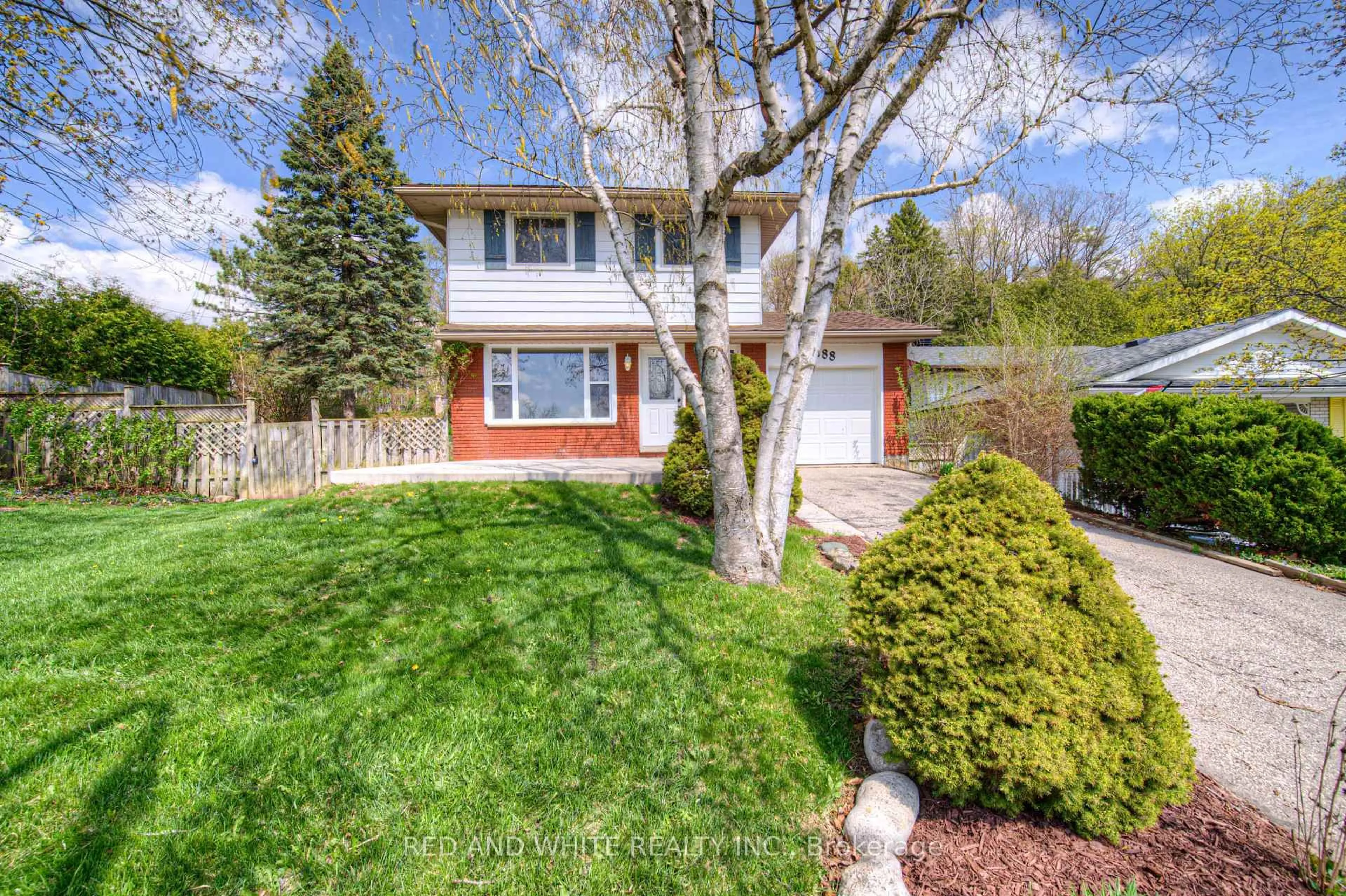 Home with vinyl exterior material, street for 188 Arrowhead Cres, Kitchener Ontario N2P 1B9