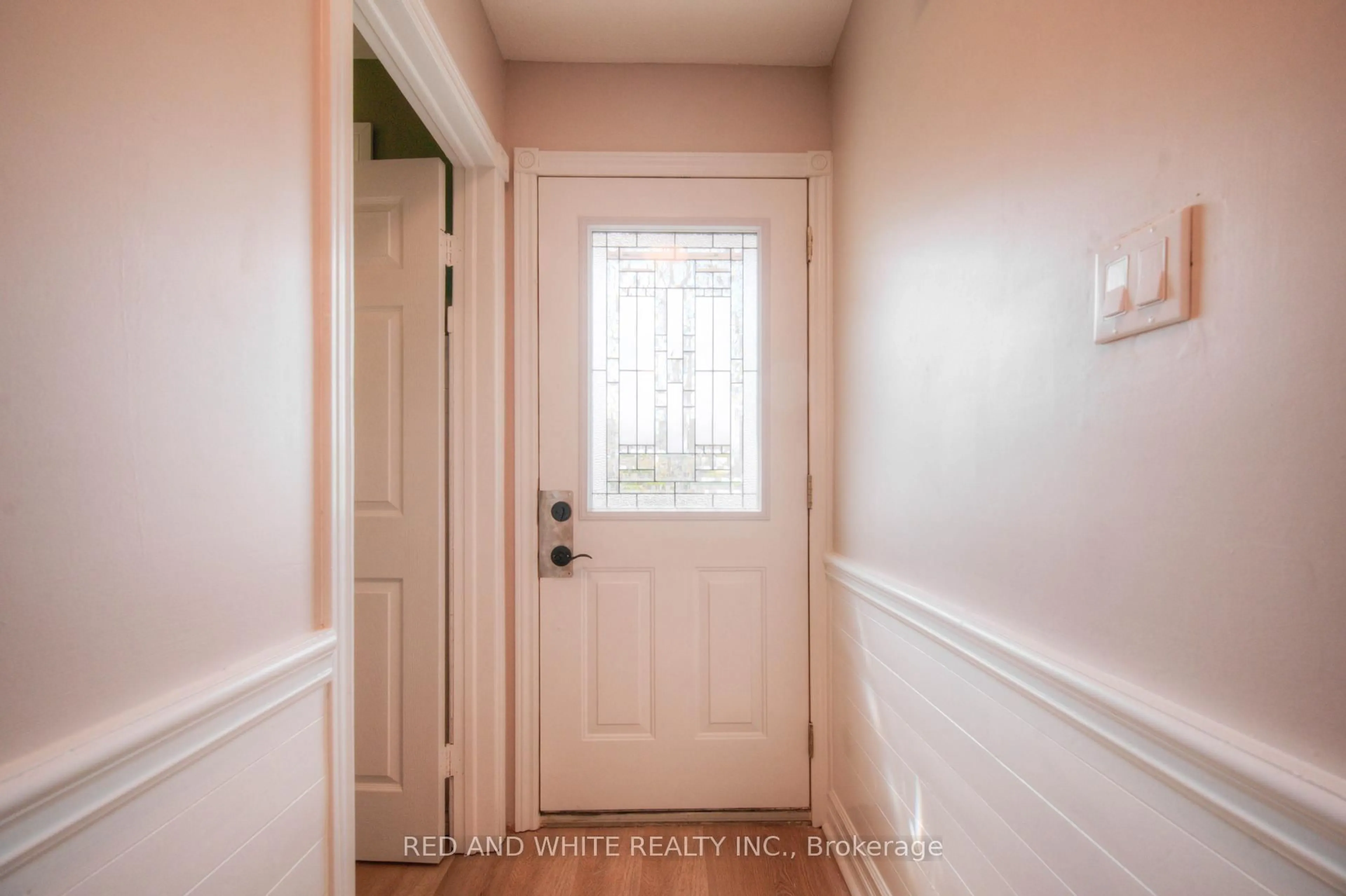 Indoor entryway for 188 Arrowhead Cres, Kitchener Ontario N2P 1B9