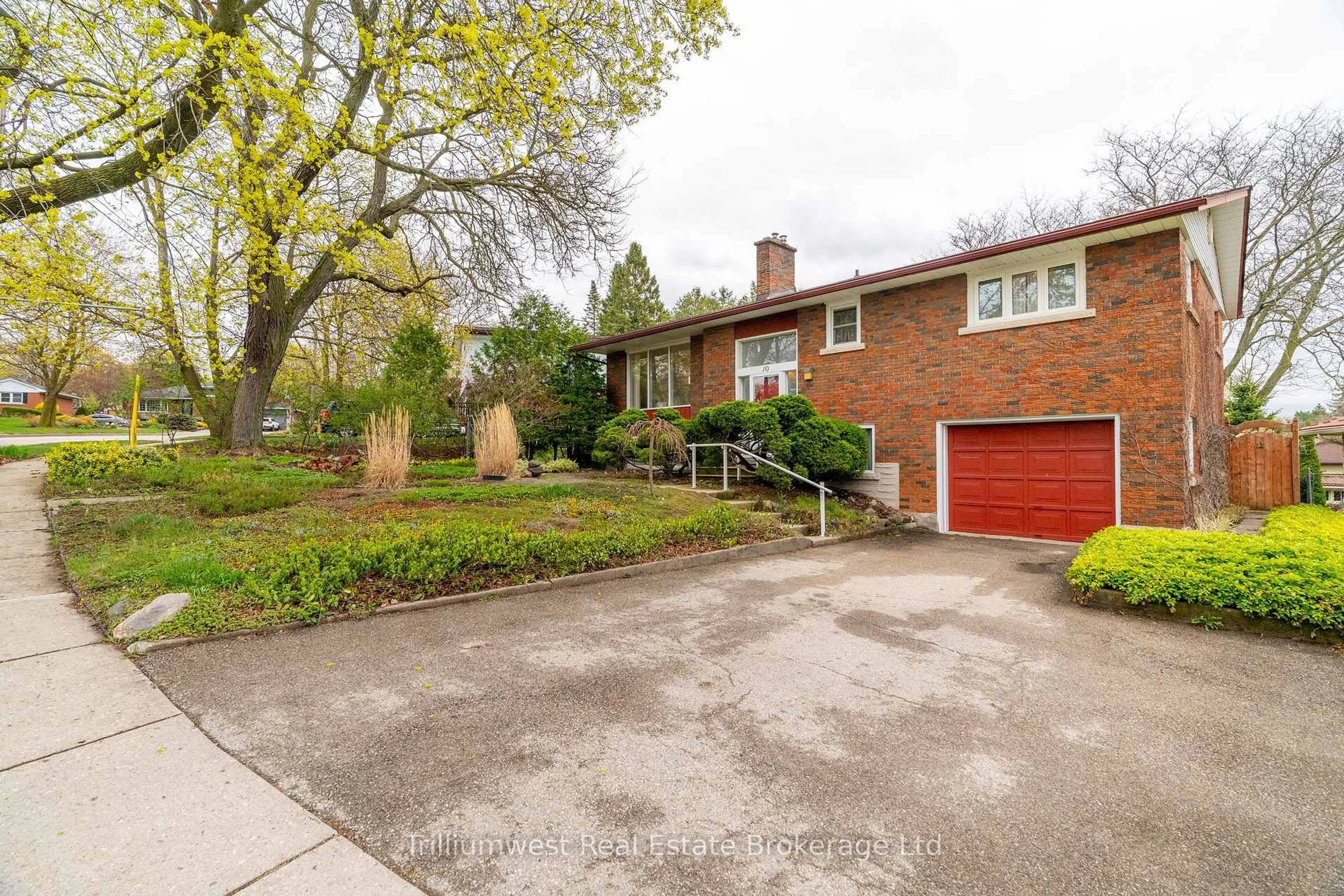 A pic from outside/outdoor area/front of a property/back of a property/a pic from drone, street for 10 Knightswood Blvd, Guelph Ontario N1E 3W4