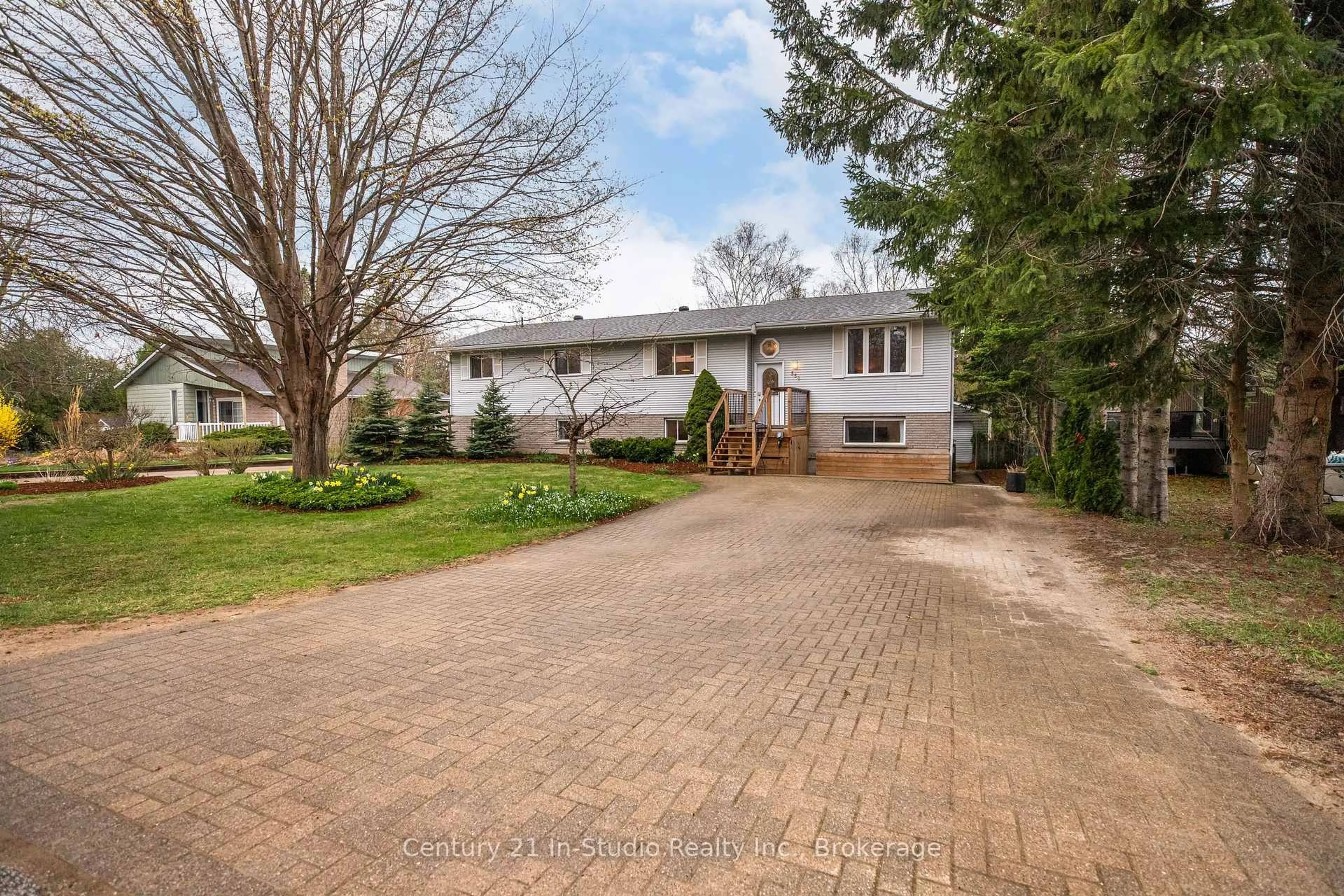 A pic from outside/outdoor area/front of a property/back of a property/a pic from drone, street for 550 McNabb St, Saugeen Shores Ontario N0H 2L0