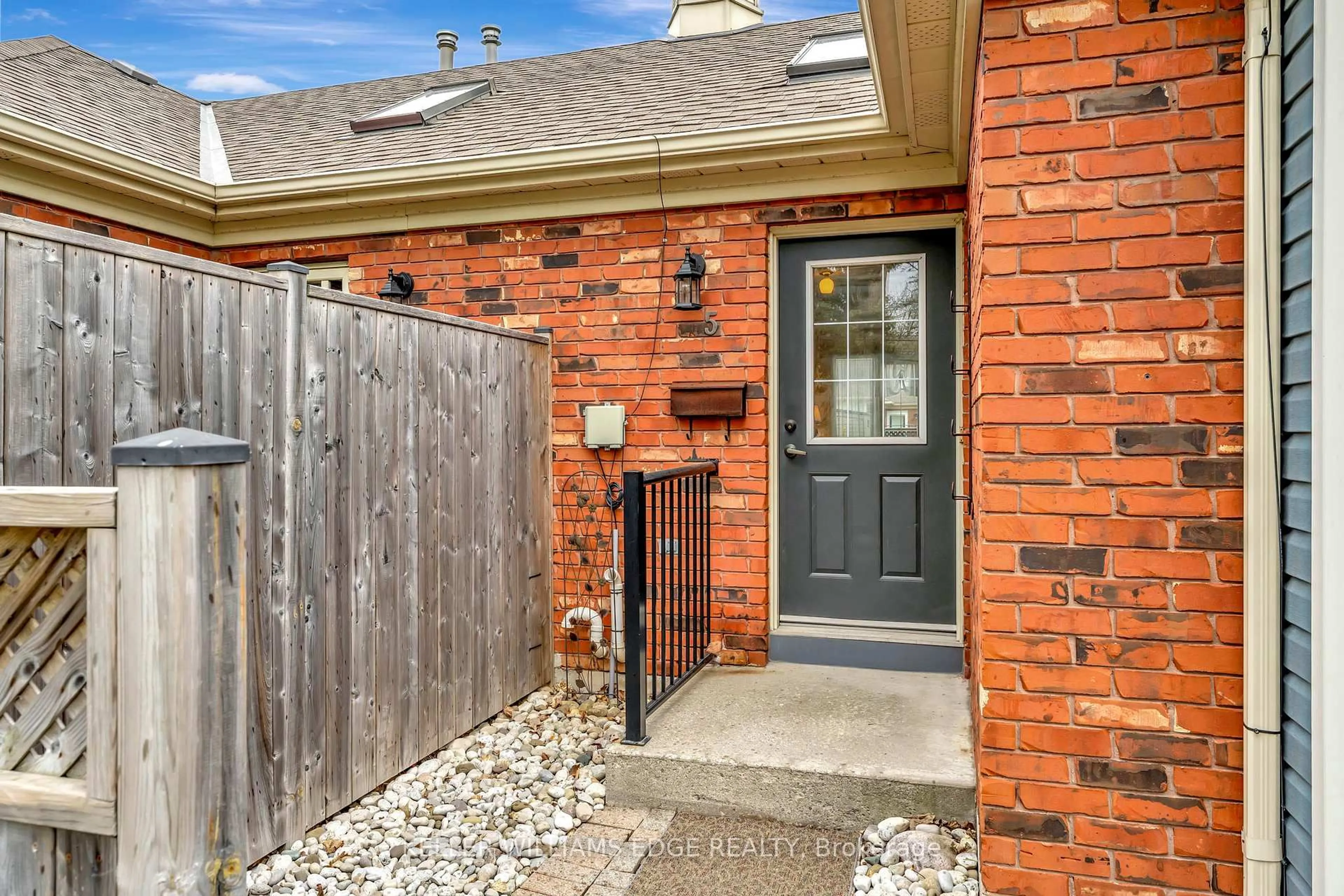 Home with brick exterior material, street for 175 FIDDLERS GREEN Rd #5, Hamilton Ontario L9G 4X7
