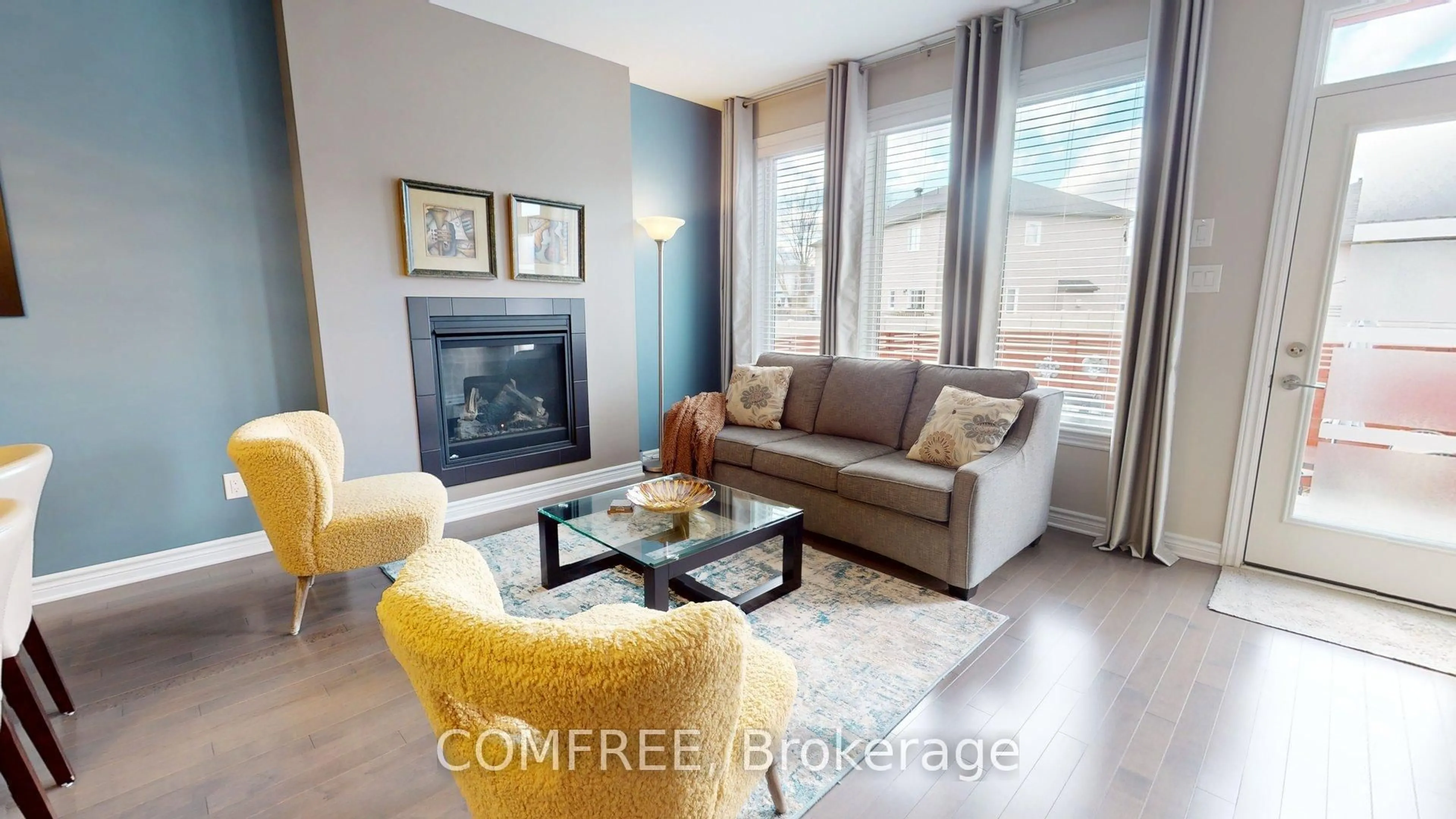 Living room with furniture, wood/laminate floor for 126 Boxcar Cres, Russell Ontario K4R 0C4