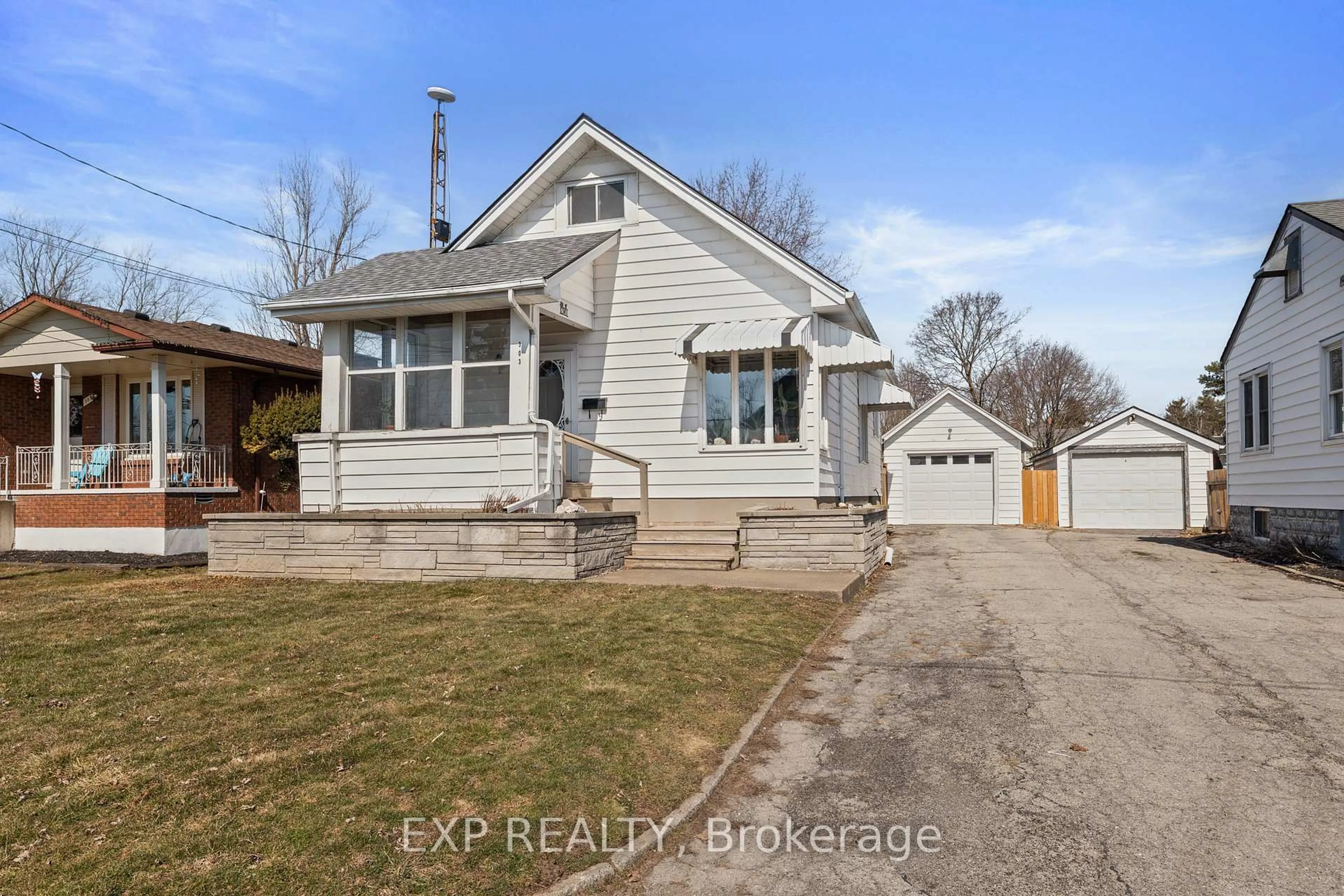 A pic from outside/outdoor area/front of a property/back of a property/a pic from drone, street for 303 Ash St, Port Colborne Ontario L3K 2X4