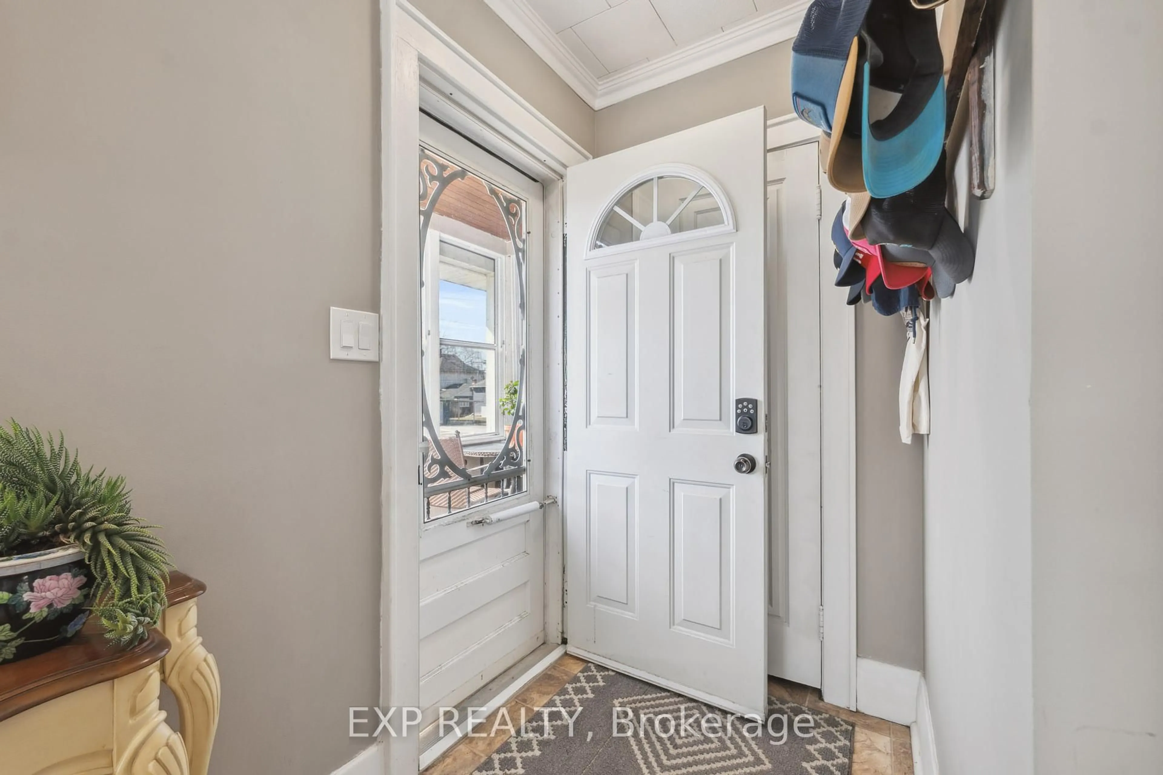 Indoor entryway for 303 Ash St, Port Colborne Ontario L3K 2X4