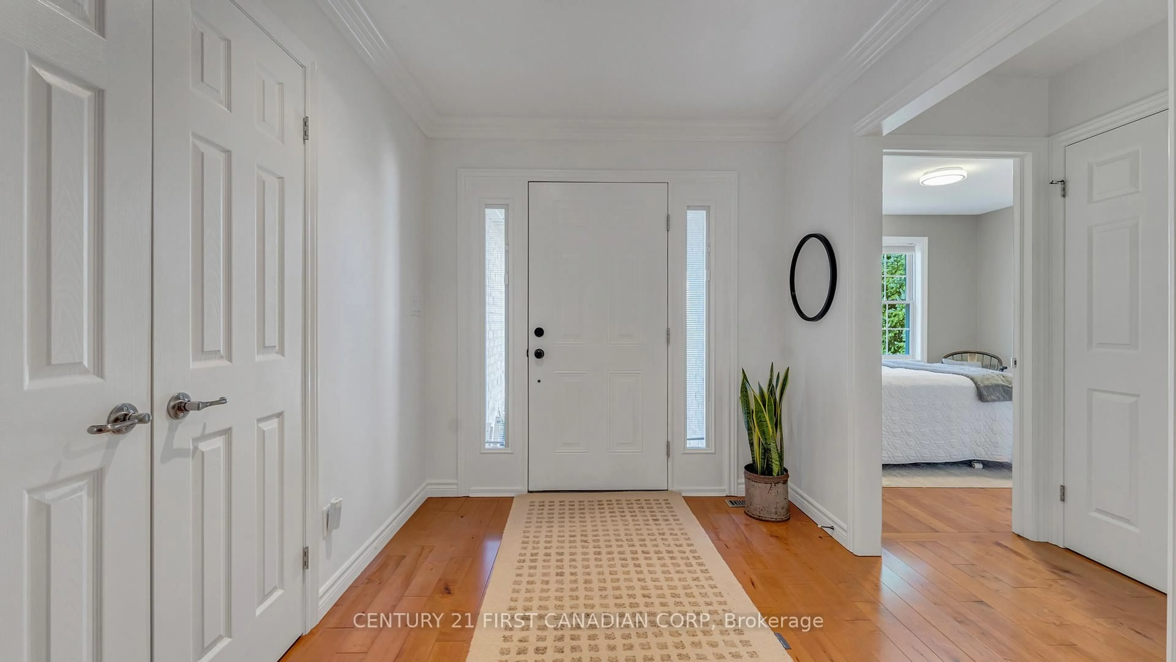 Indoor entryway for 2606 Emerson St, Strathroy-Caradoc Ontario N0L 1W0