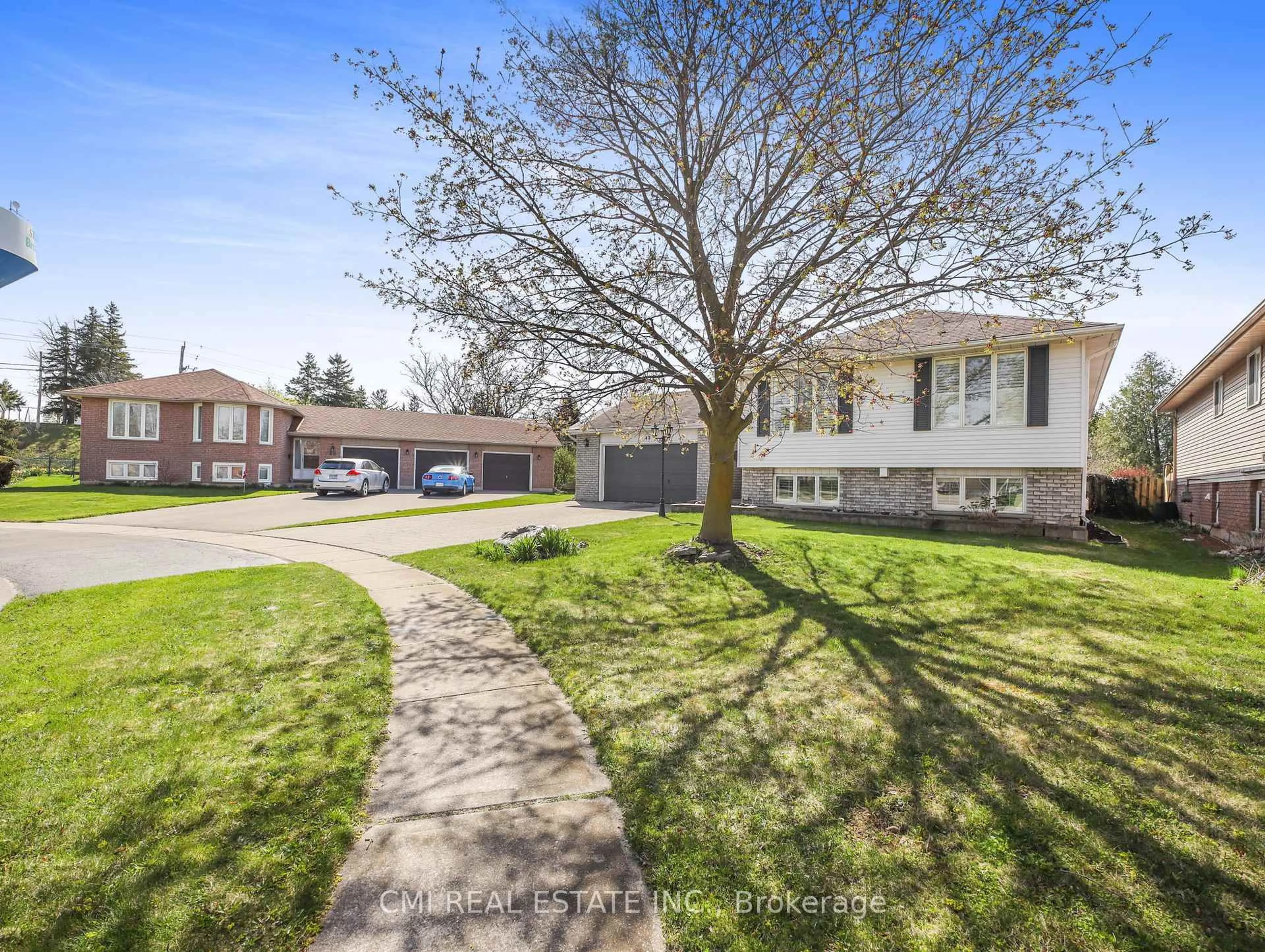 A pic from outside/outdoor area/front of a property/back of a property/a pic from drone, street for 44 Windsor Dr, Brant Ontario N0E 1N0