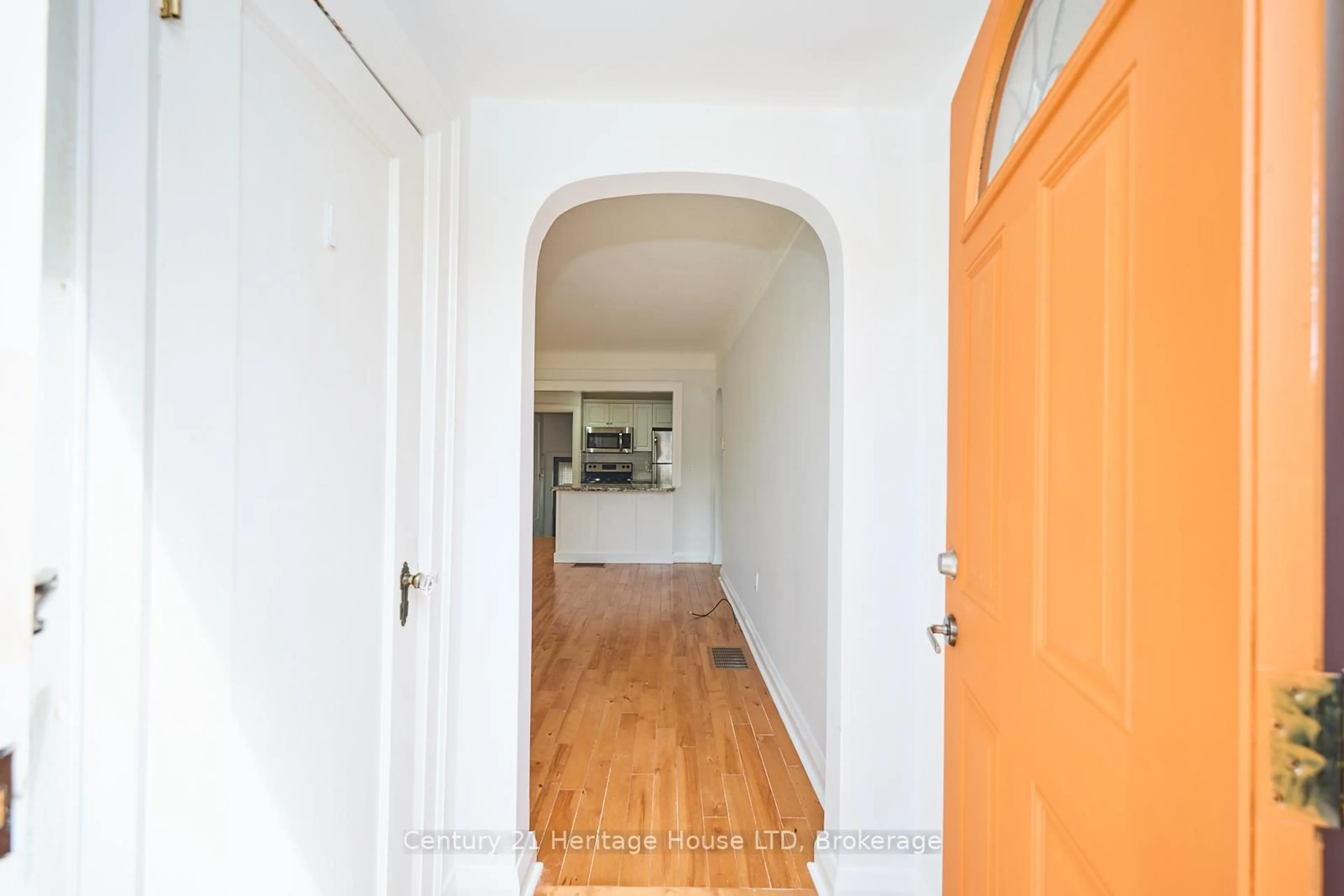 Indoor entryway for 21 Spruce St, St. Catharines Ontario L2R 1B6