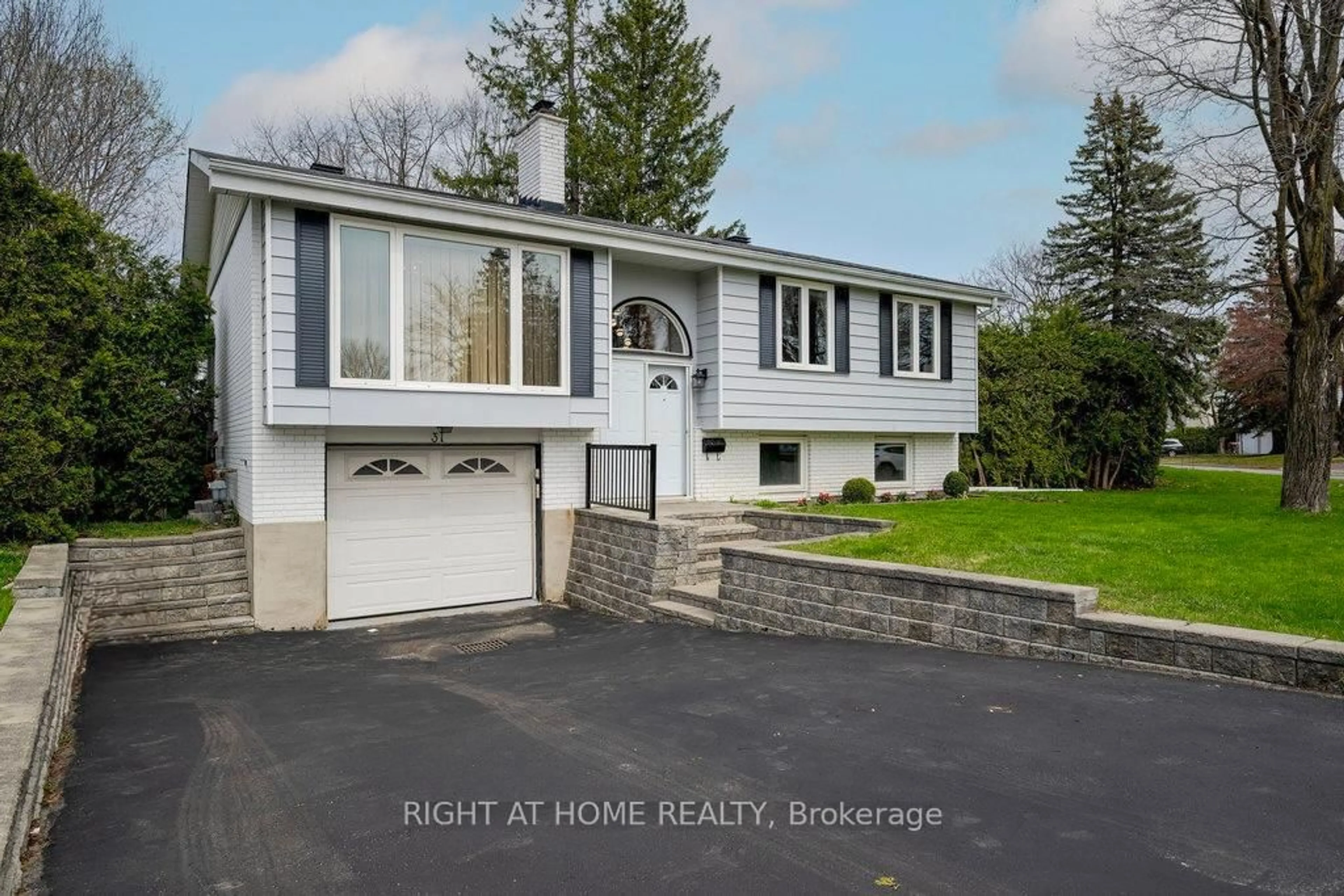 A pic from outside/outdoor area/front of a property/back of a property/a pic from drone, street for 31 Ashgrove Cres, Ottawa Ontario K2G 0S1
