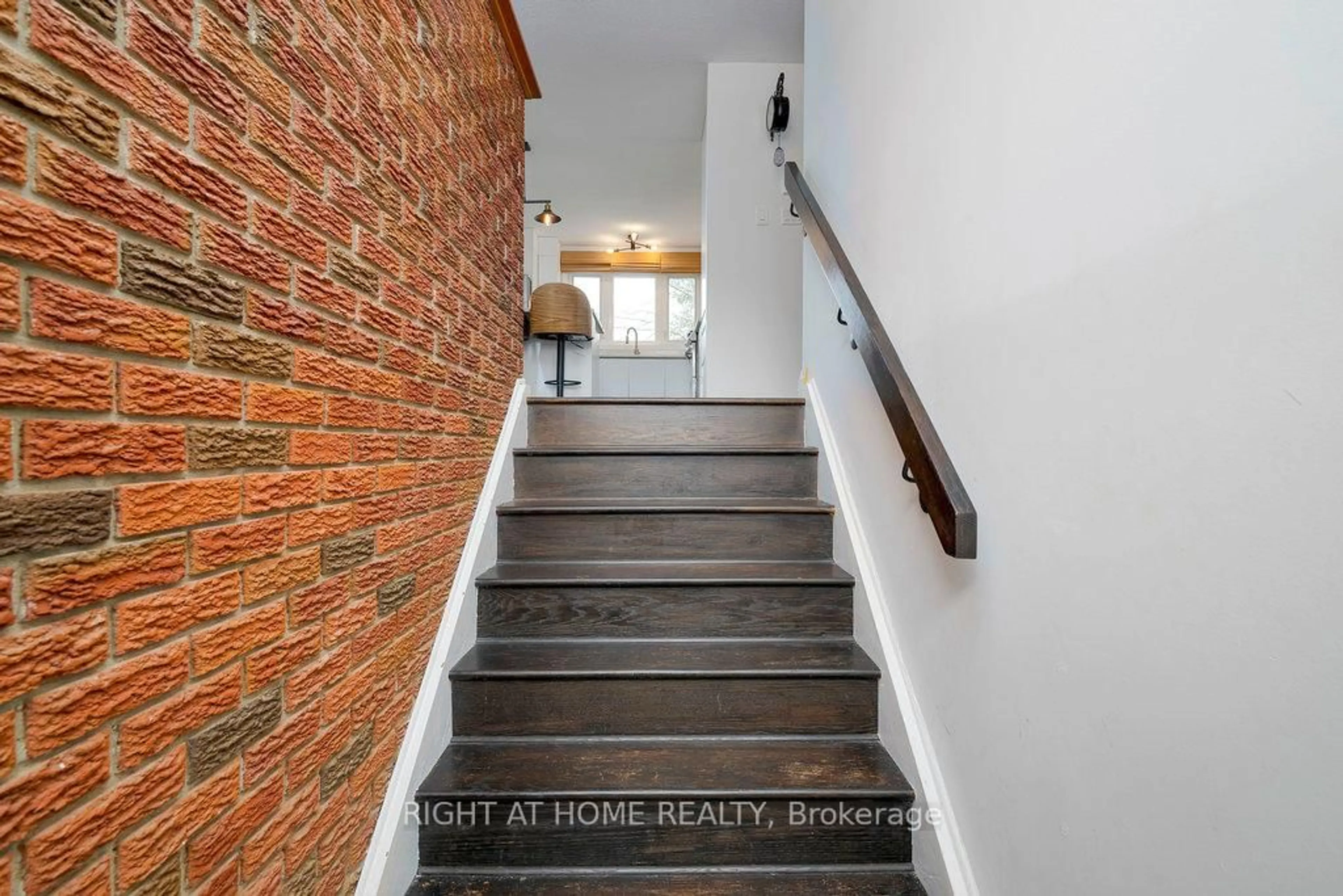 Stairs for 31 Ashgrove Cres, Ottawa Ontario K2G 0S1