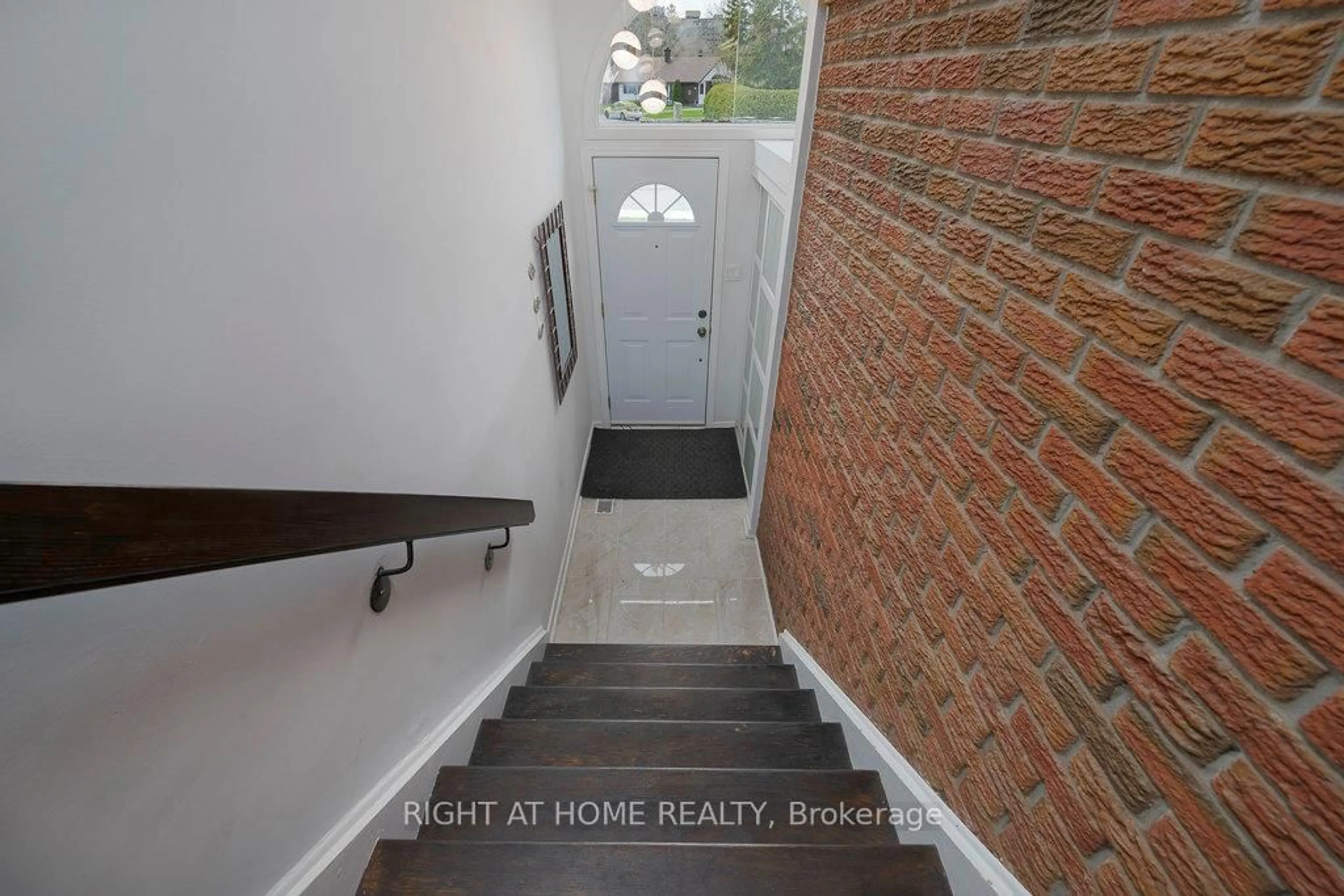 Indoor entryway for 31 Ashgrove Cres, Ottawa Ontario K2G 0S1