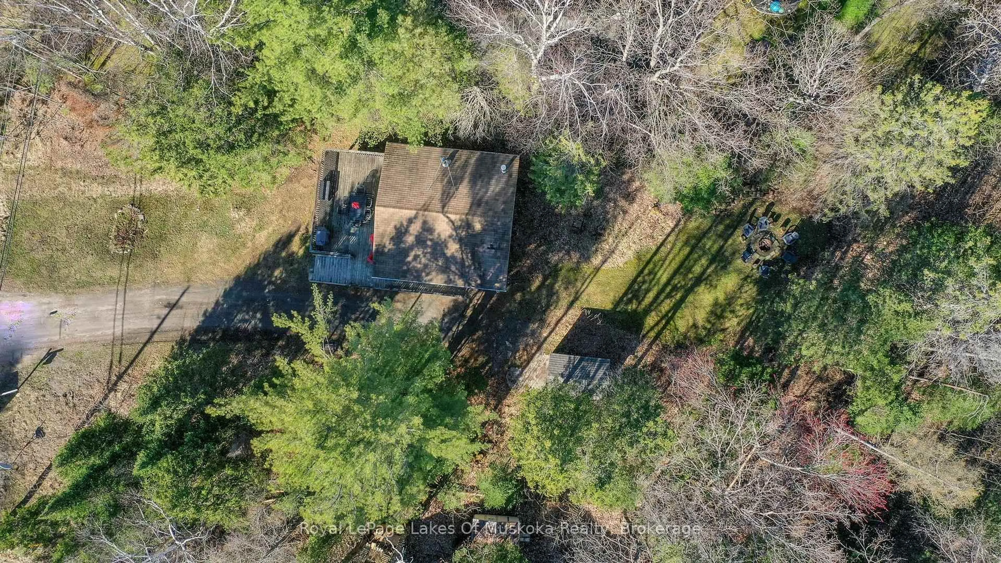 A pic from outside/outdoor area/front of a property/back of a property/a pic from drone, unknown for 1582 Skyline Dr, Huntsville Ontario P1H 1A5