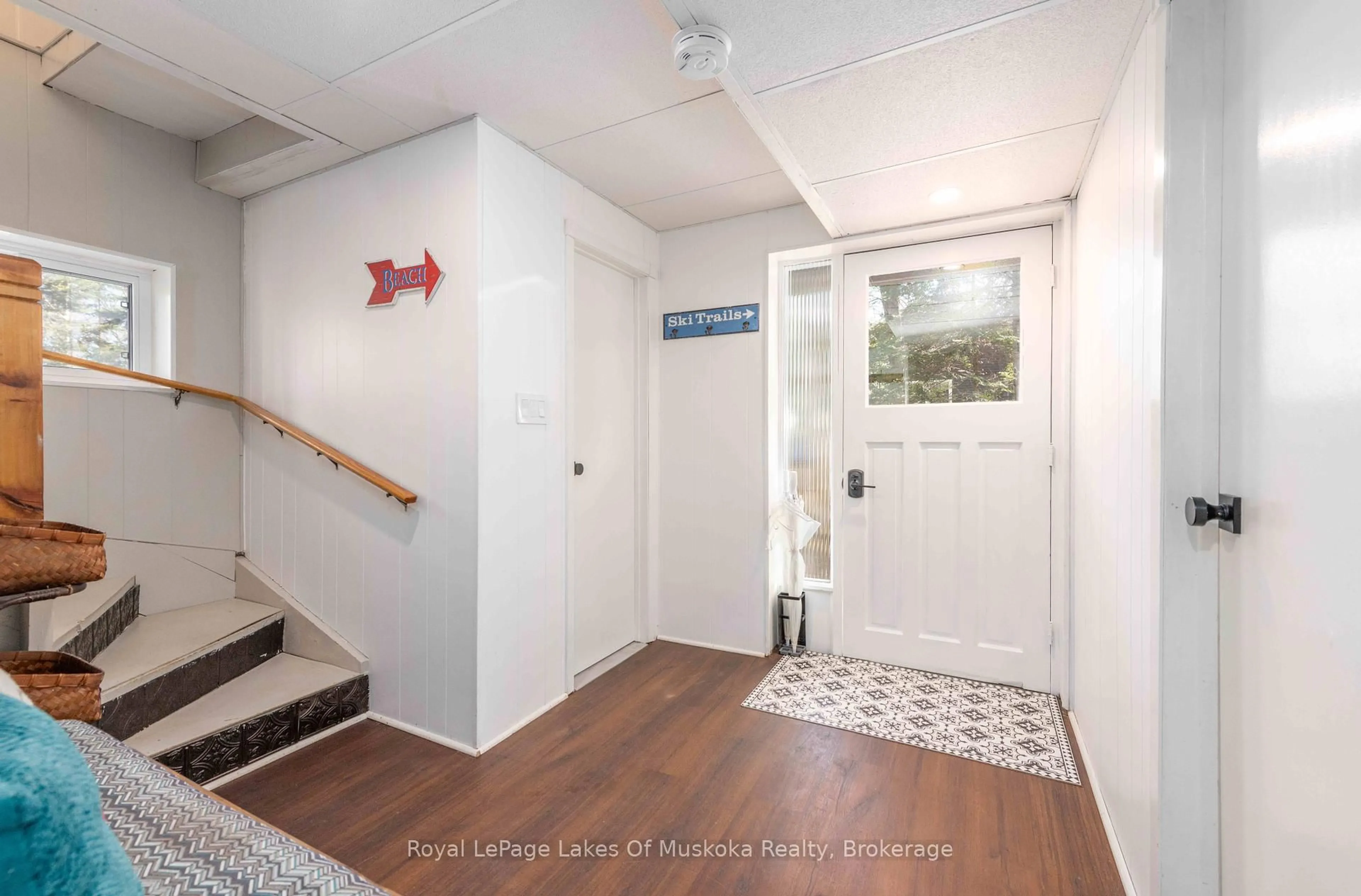 Indoor entryway for 1582 Skyline Dr, Huntsville Ontario P1H 1A5