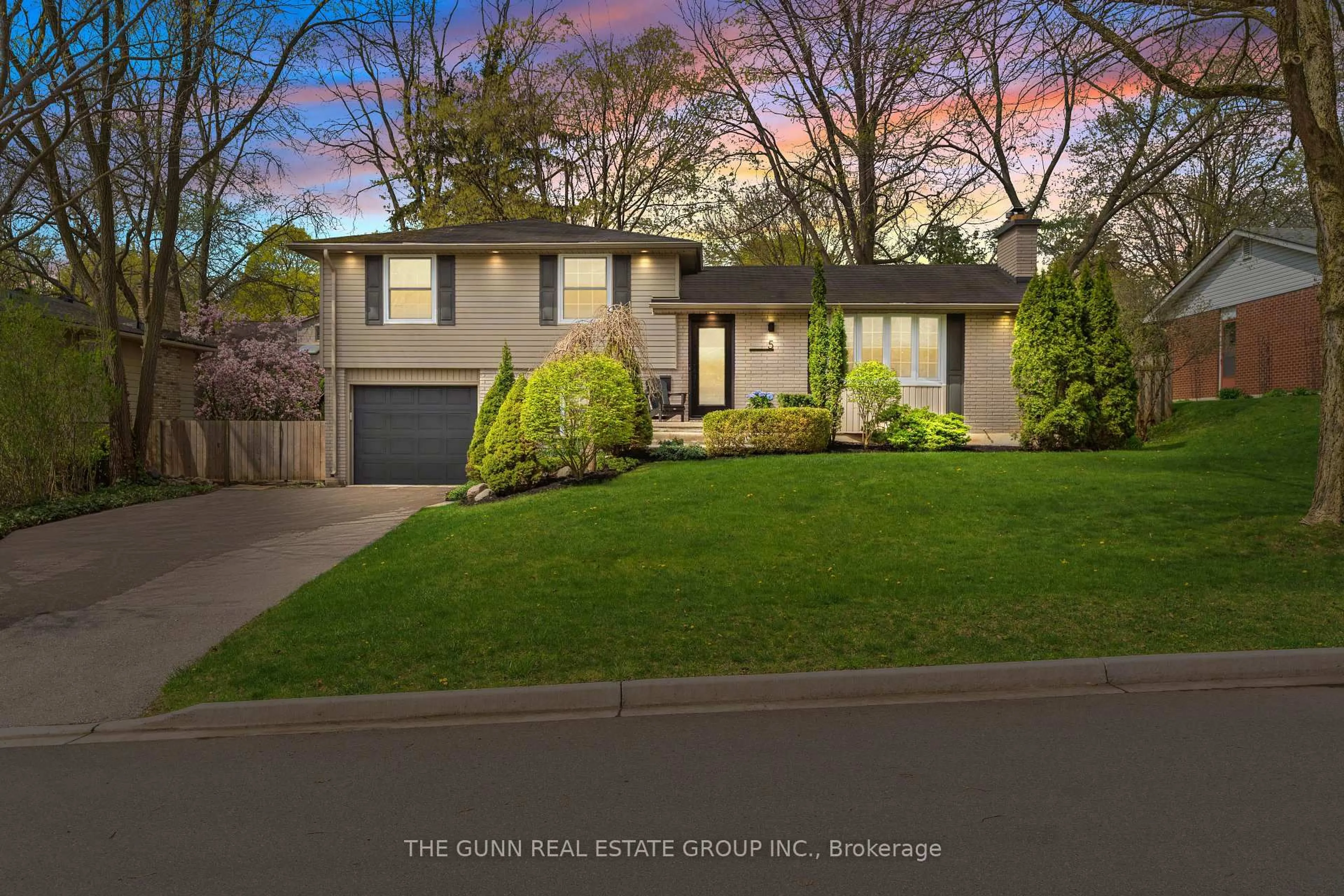Home with vinyl exterior material, street for 5 Abbey Rise, London North Ontario N6G 1Y8