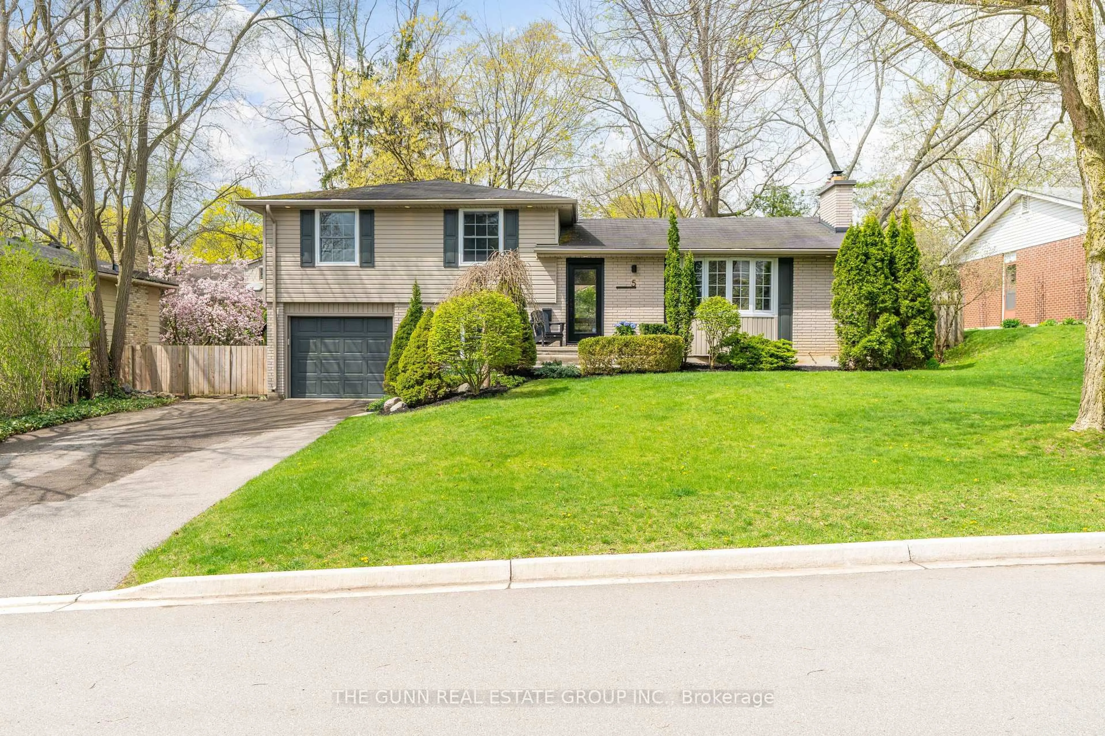 Home with vinyl exterior material, street for 5 Abbey Rise, London North Ontario N6G 1Y8