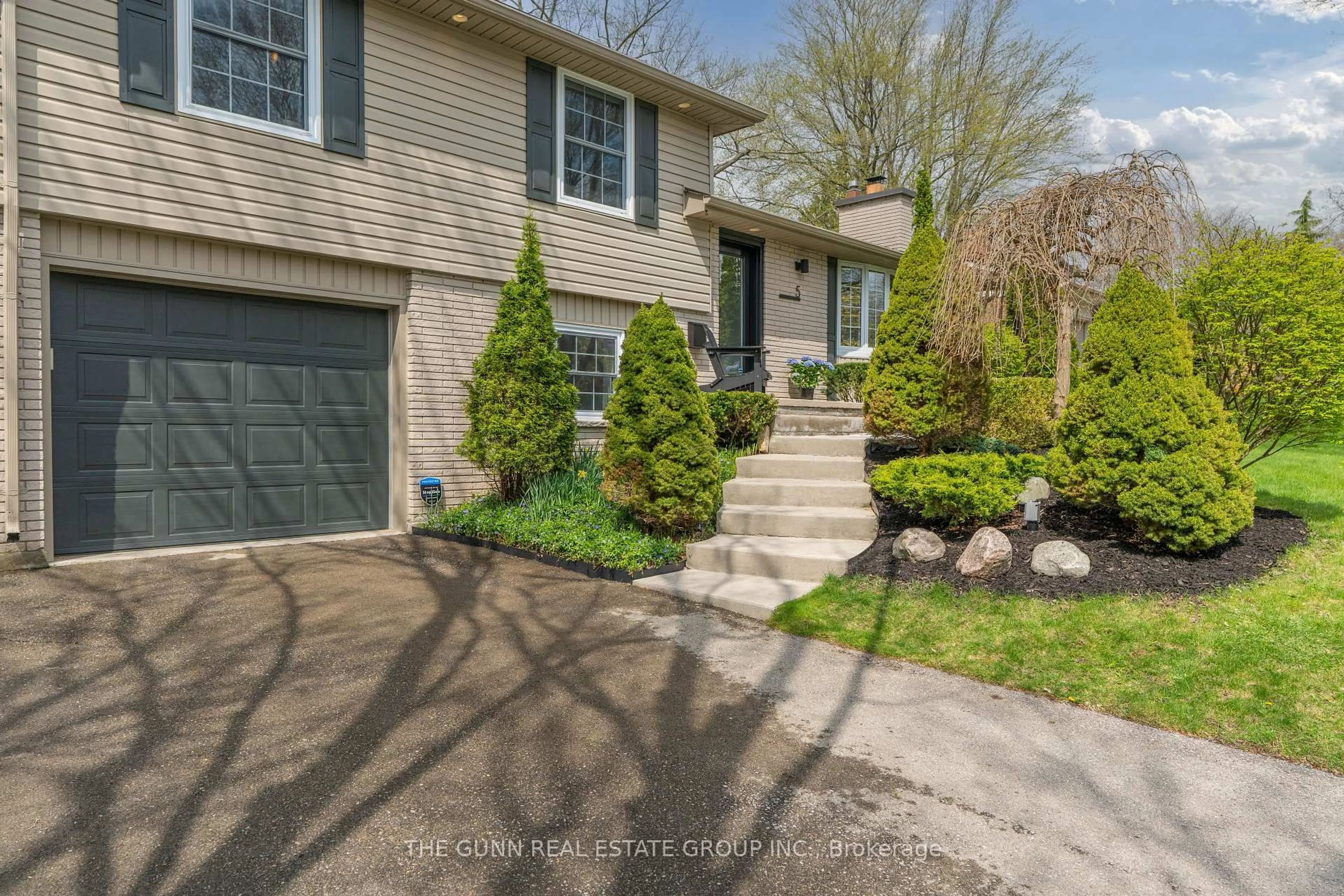 Unknown for 5 Abbey Rise, London North Ontario N6G 1Y8