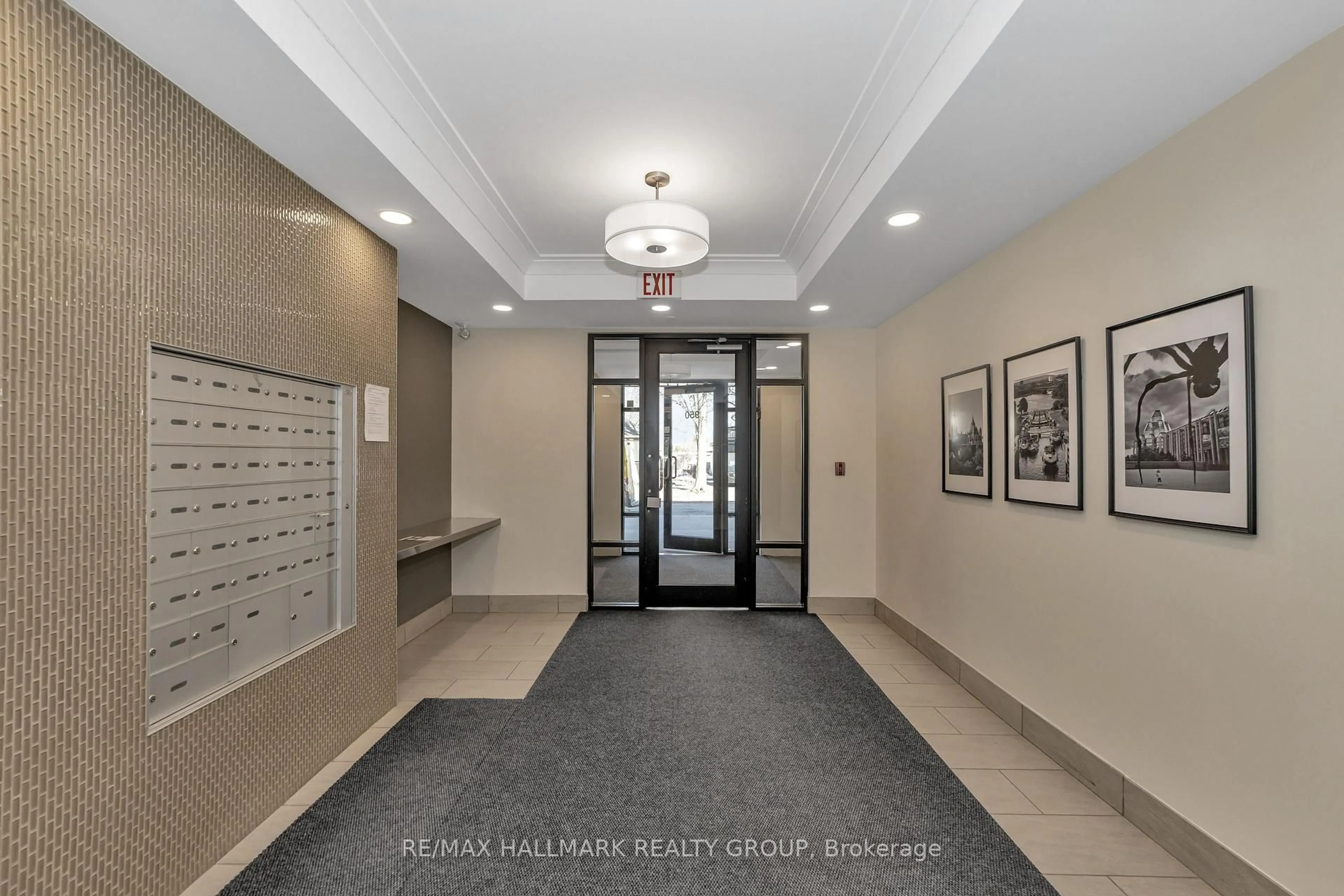 Indoor foyer for 950 Marguerite Ave #104, Ottawa Ontario K1K 3T8