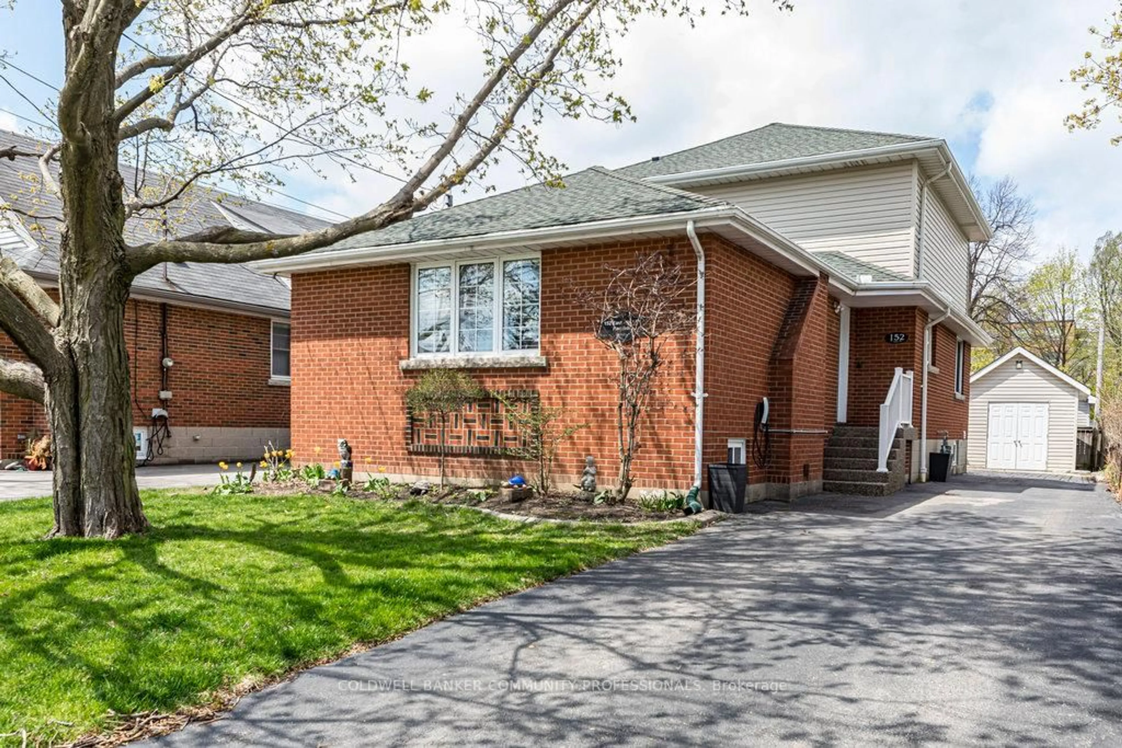 Home with brick exterior material, street for 152 East 42nd St, Hamilton Ontario L8T 3A5