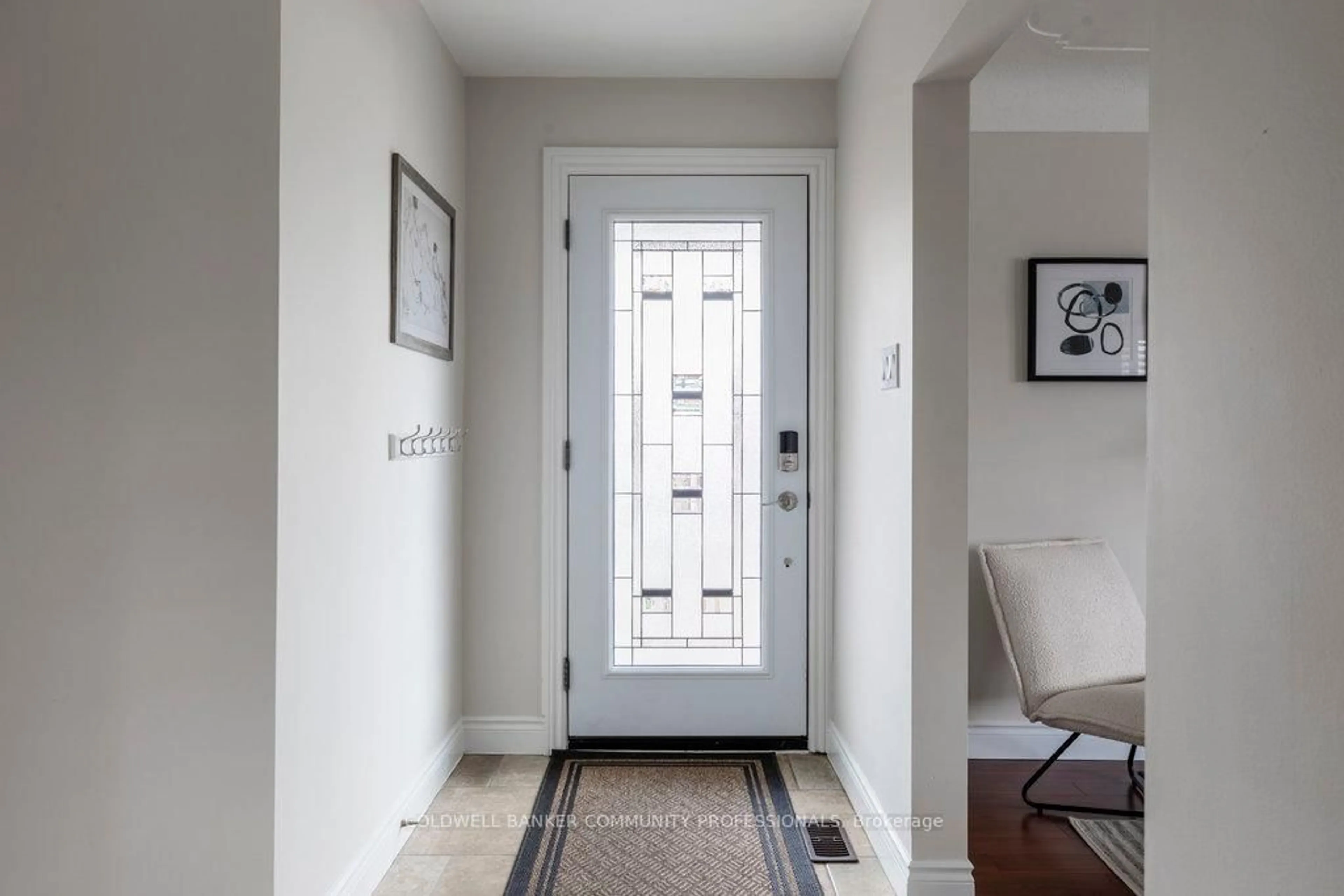 Indoor entryway for 152 East 42nd St, Hamilton Ontario L8T 3A5