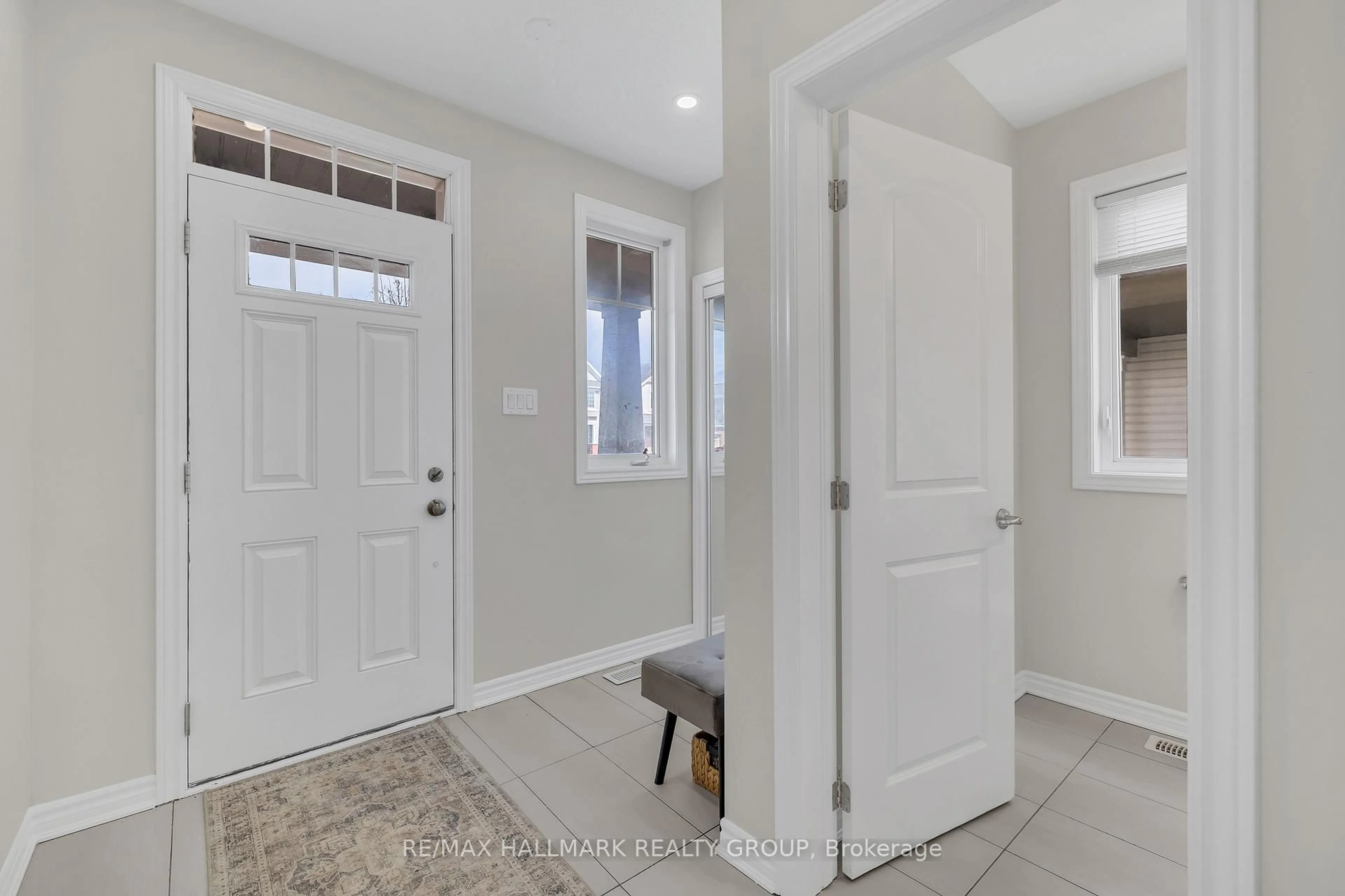 Indoor entryway for 130 Cranesbill Rd, Ottawa Ontario K2V 0J5