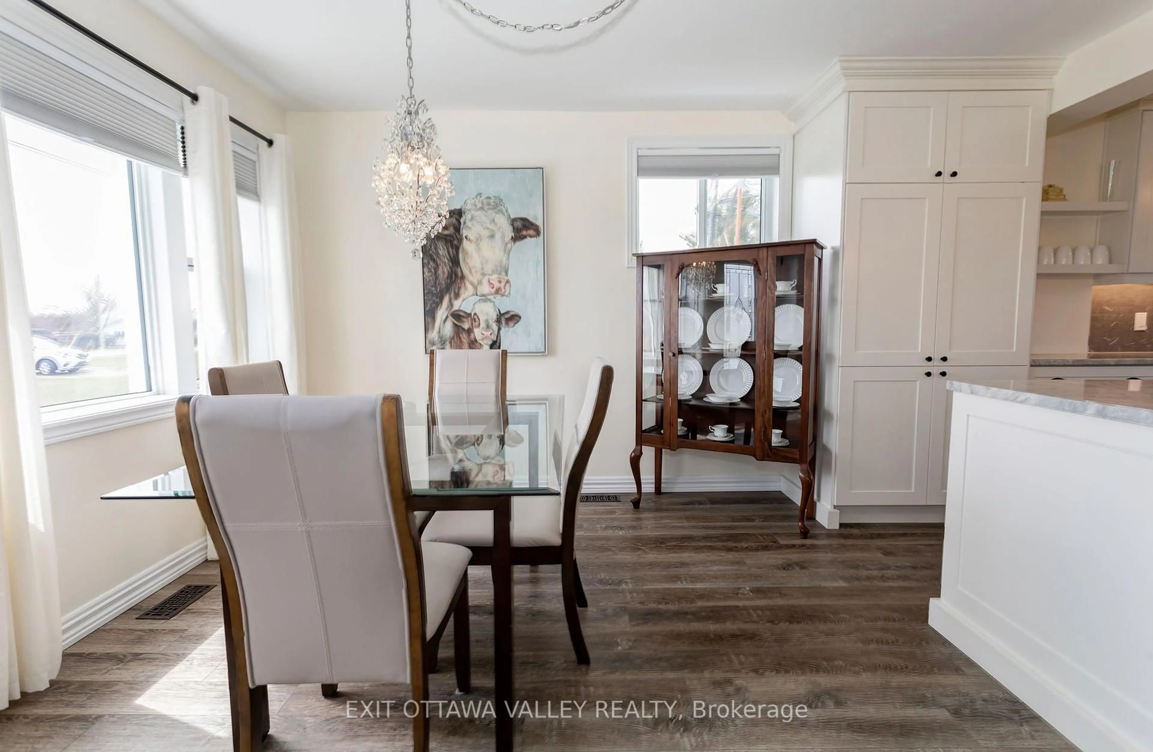 Dining room, wood/laminate floor for 670 Bruham Ave, Laurentian Valley Ontario K8A 5A2