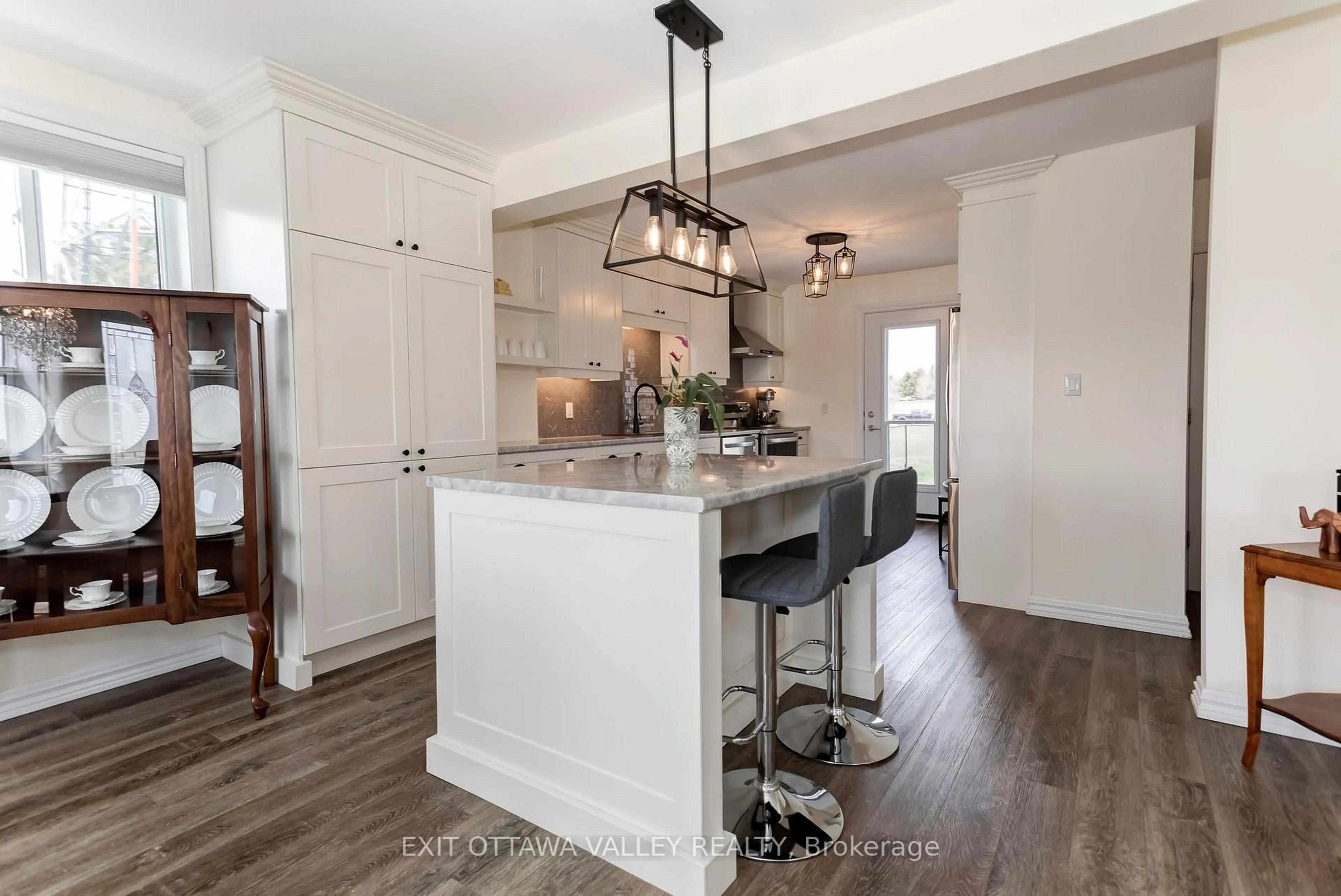Open concept kitchen, unknown for 670 Bruham Ave, Laurentian Valley Ontario K8A 5A2