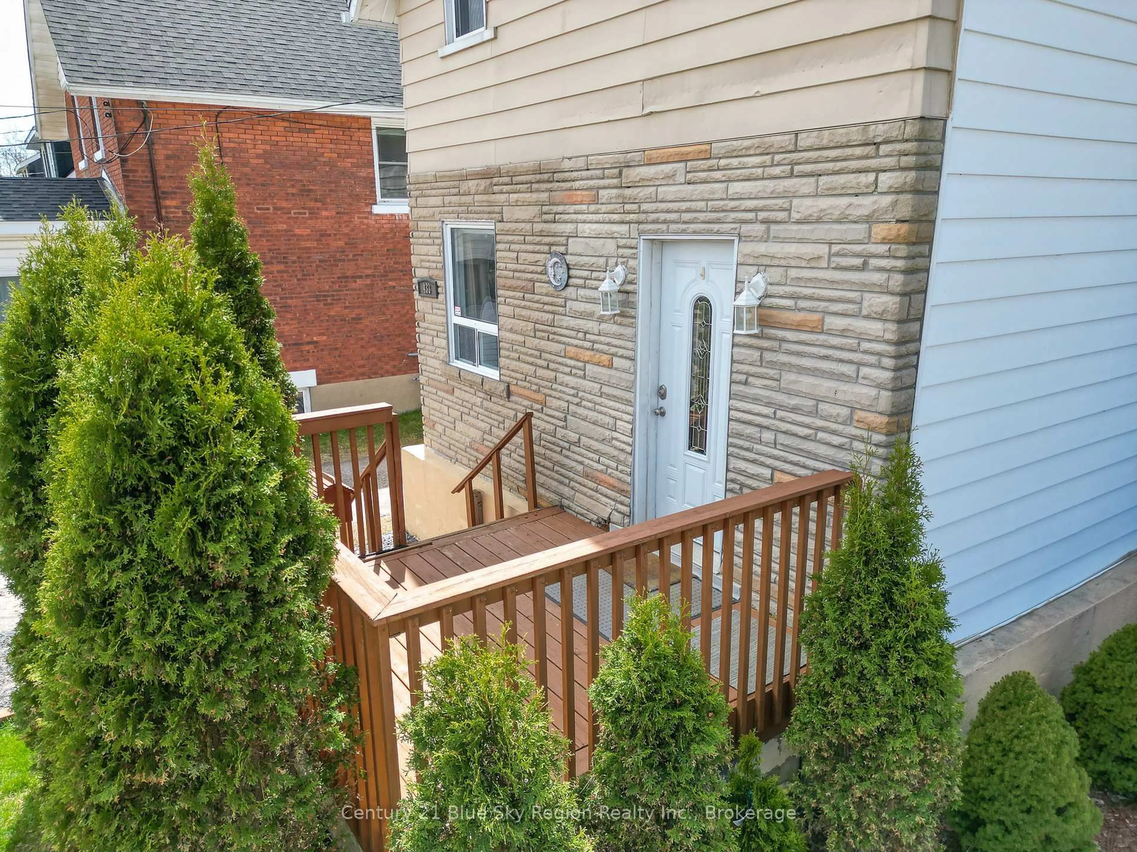 A pic from outside/outdoor area/front of a property/back of a property/a pic from drone, street for 433 O'Brien St, North Bay Ontario P1B 5W2