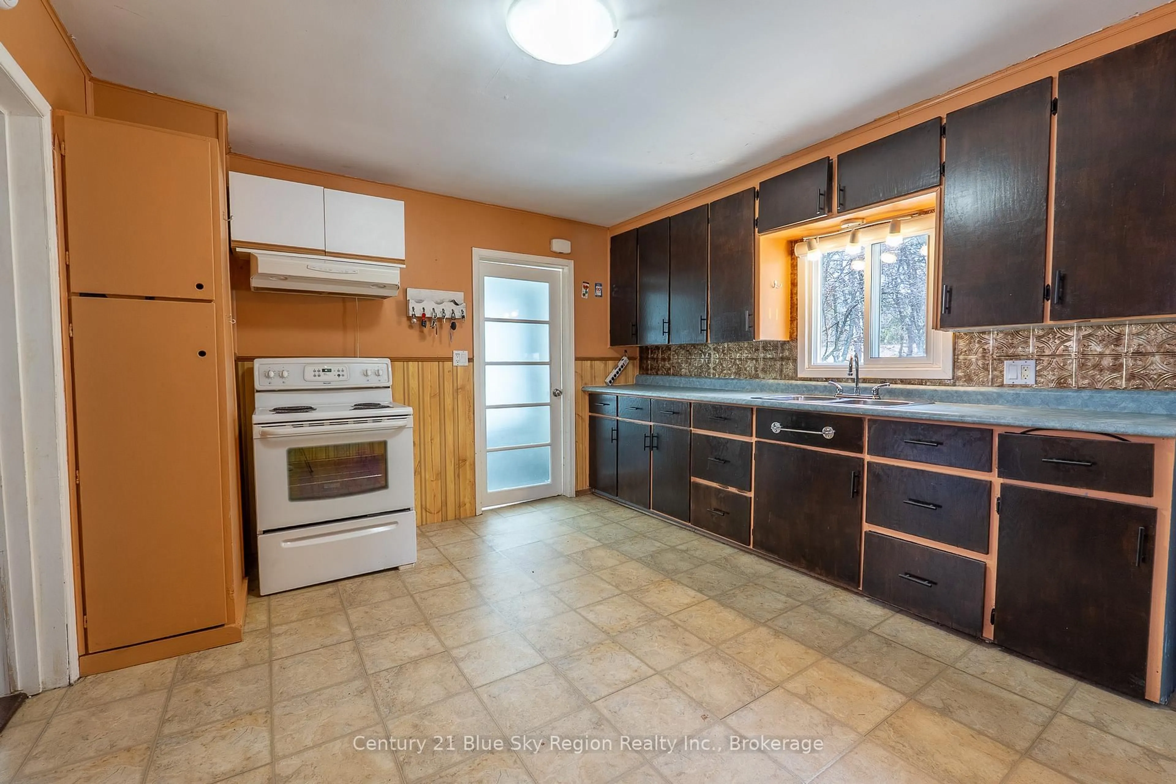 Standard kitchen, unknown for 433 O'Brien St, North Bay Ontario P1B 5W2