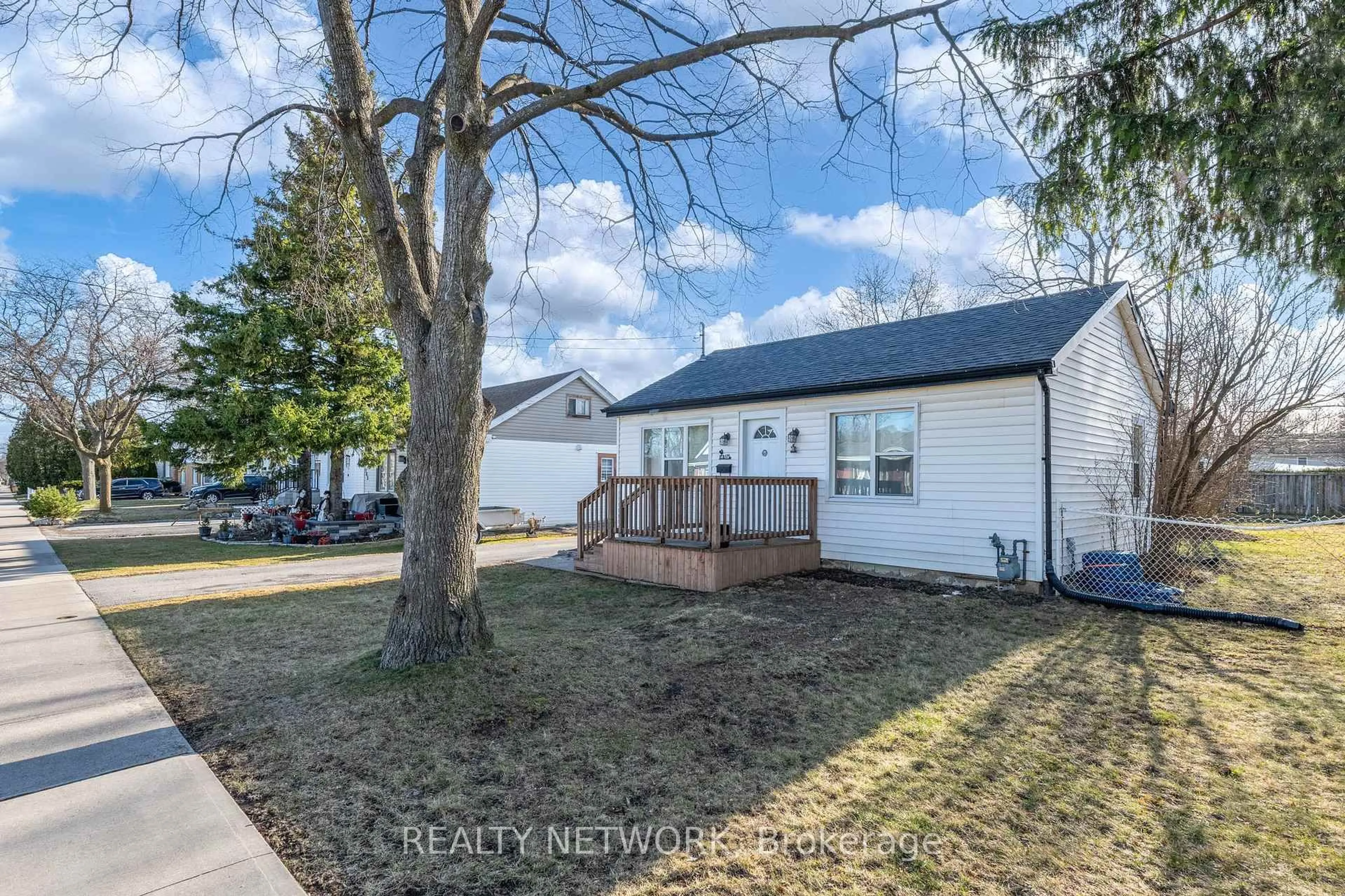 A pic from outside/outdoor area/front of a property/back of a property/a pic from drone, street for 109 Dodson St, Hamilton Ontario L9A 3K8