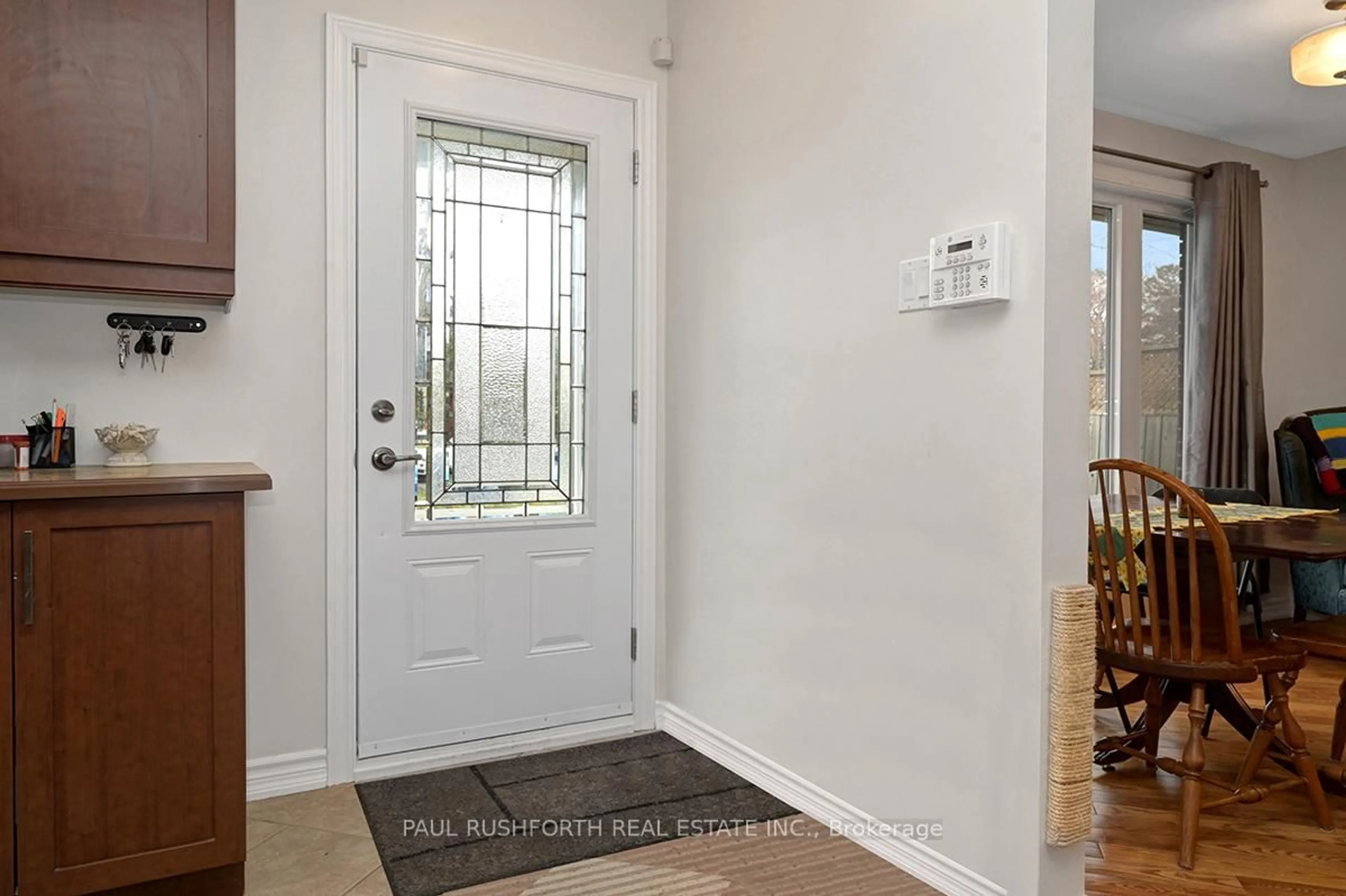 Indoor entryway for 622 Shelley Ave, Ottawa Ontario K1G 0P4