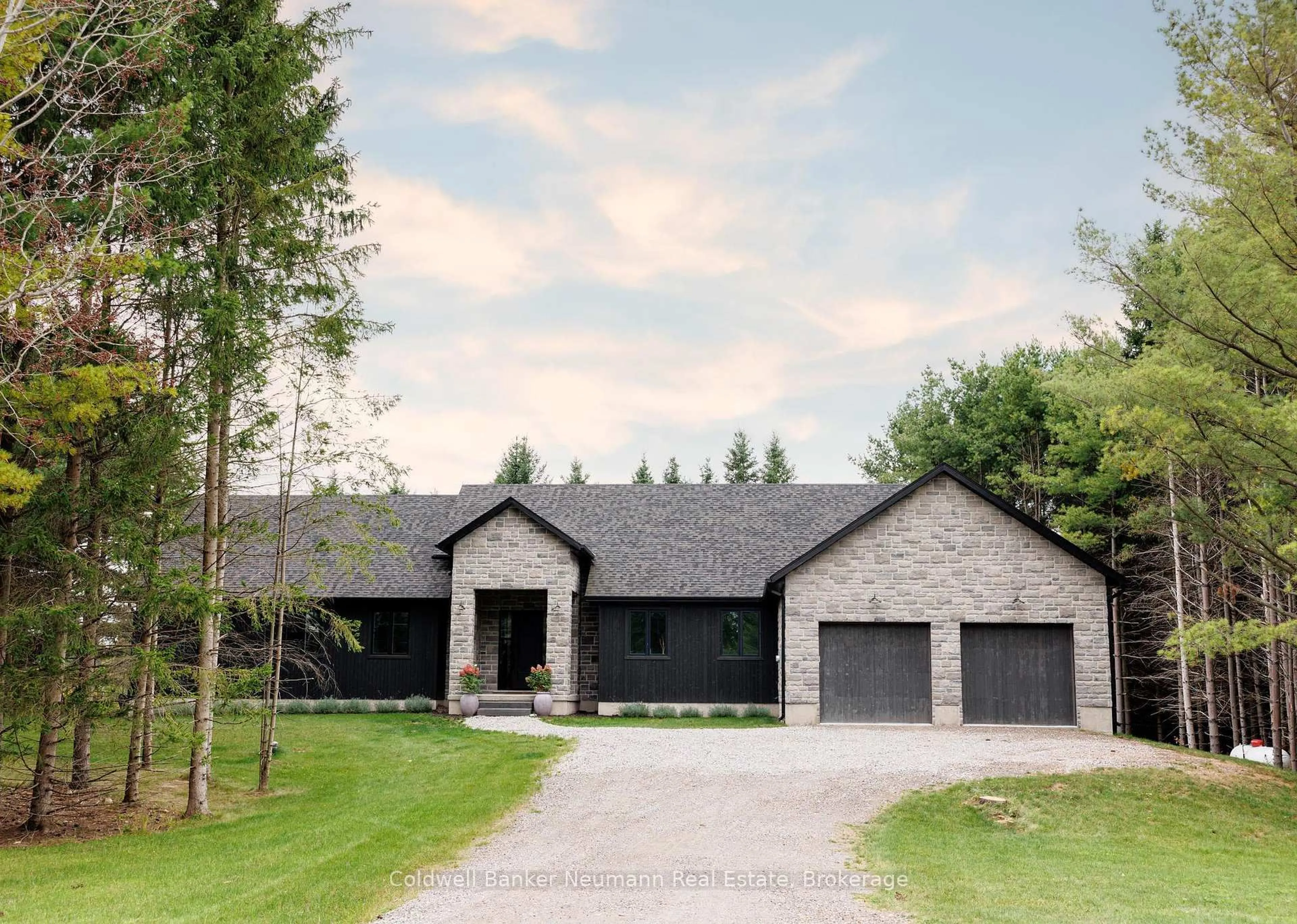 Home with brick exterior material, unknown for 4640 Nassagaweya-Puslinch Townline Rd, Puslinch Ontario L0P 1J0