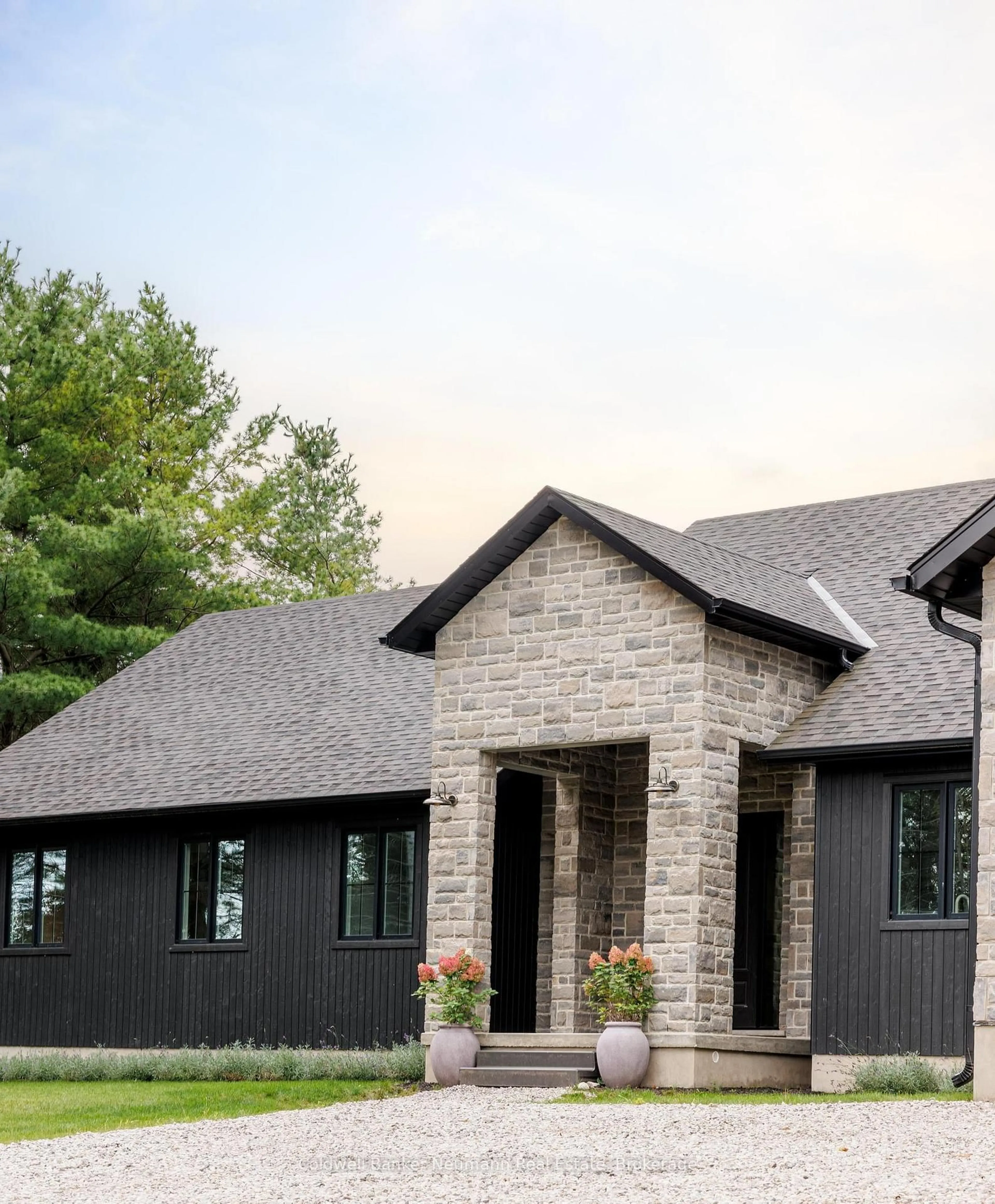 Home with brick exterior material, unknown for 4640 Nassagaweya-Puslinch Townline Rd, Puslinch Ontario L0P 1J0
