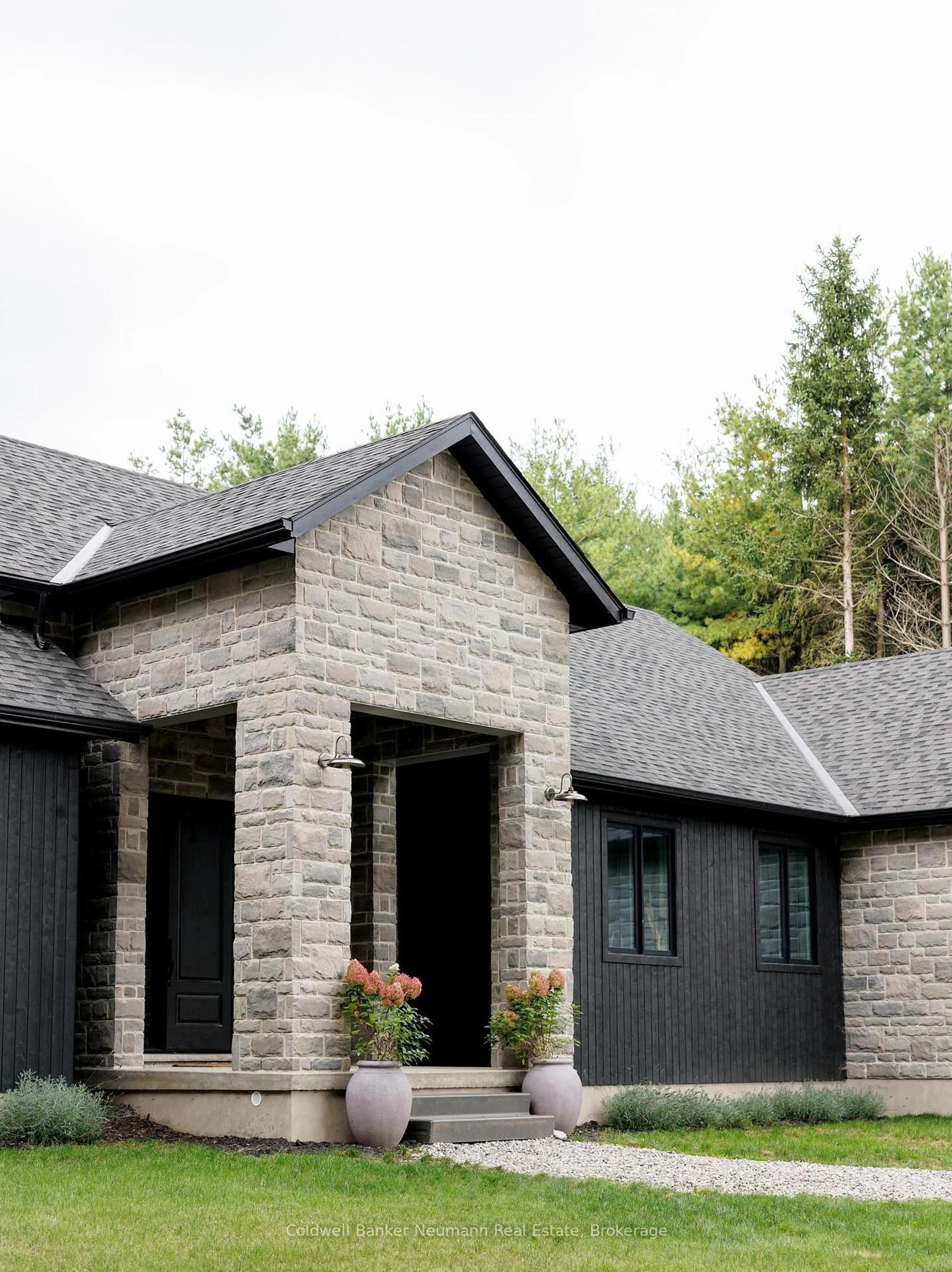 Home with brick exterior material, unknown for 4640 Nassagaweya-Puslinch Townline Rd, Puslinch Ontario L0P 1J0