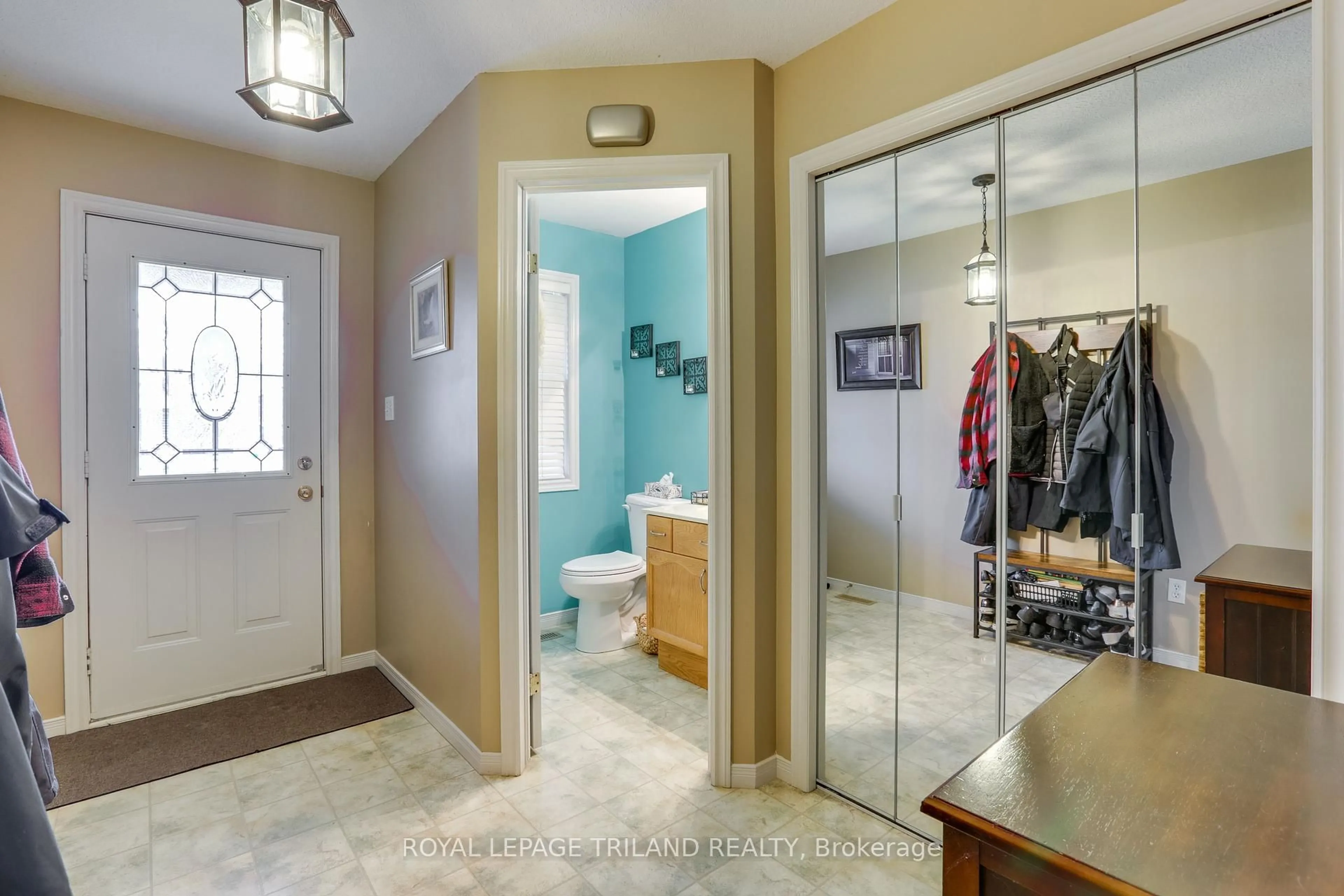 Indoor entryway for 246 White Sands Dr, London South Ontario N6M 1H9