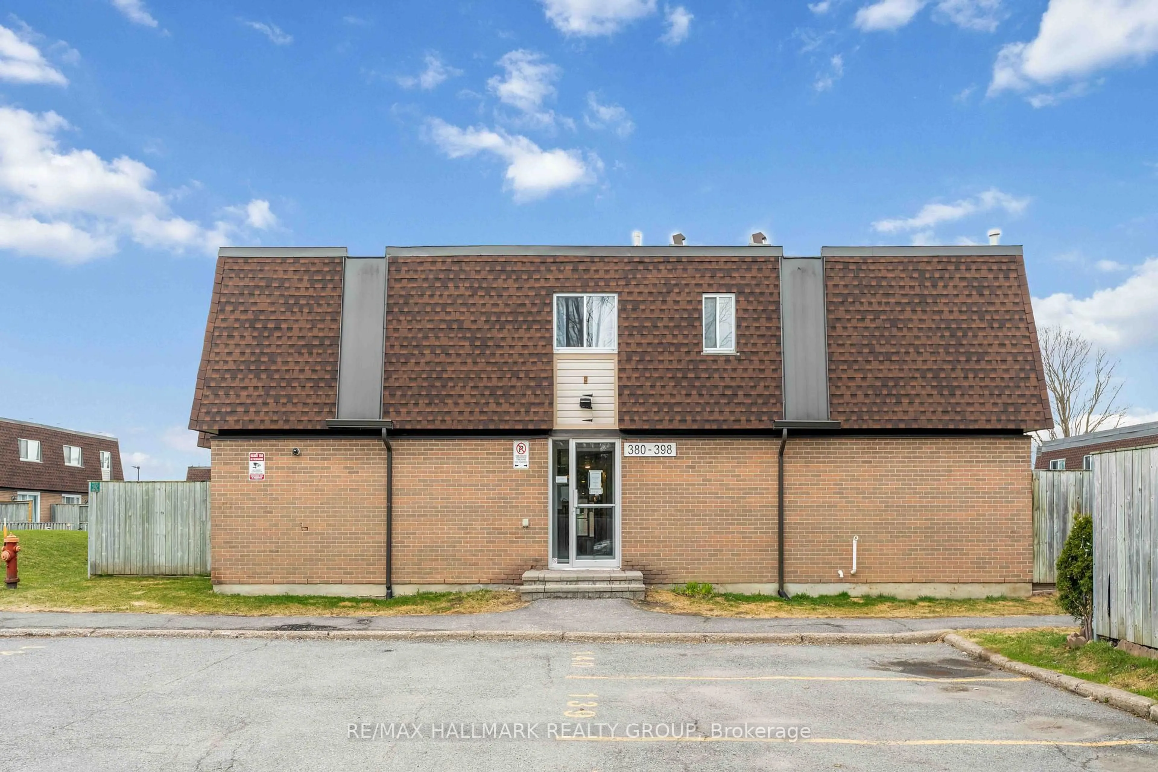 A pic from outside/outdoor area/front of a property/back of a property/a pic from drone, building for 388 Garden Glen Private #69, Ottawa Ontario K2G 1E4