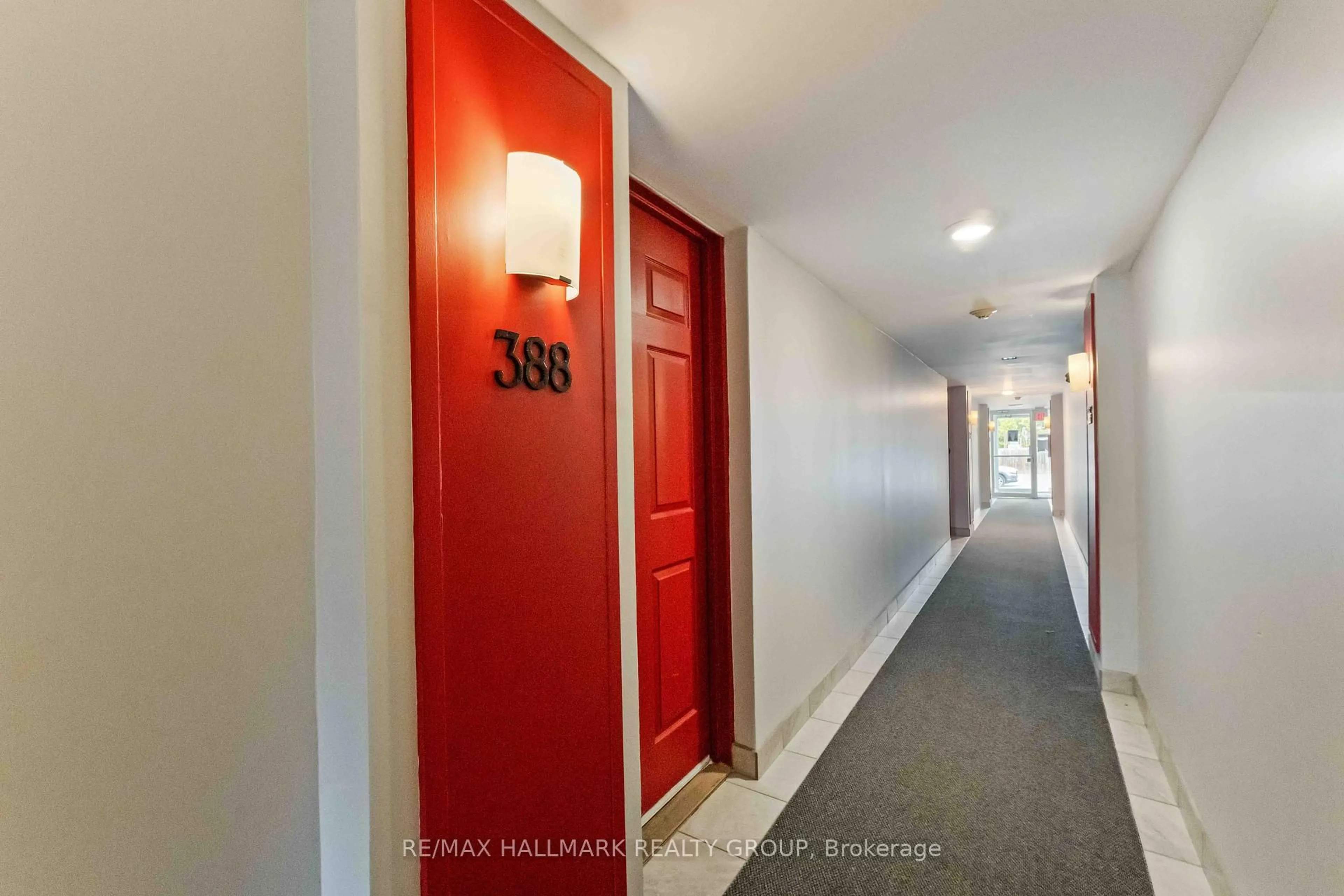 Indoor foyer for 388 Garden Glen Private #69, Ottawa Ontario K2G 1E4