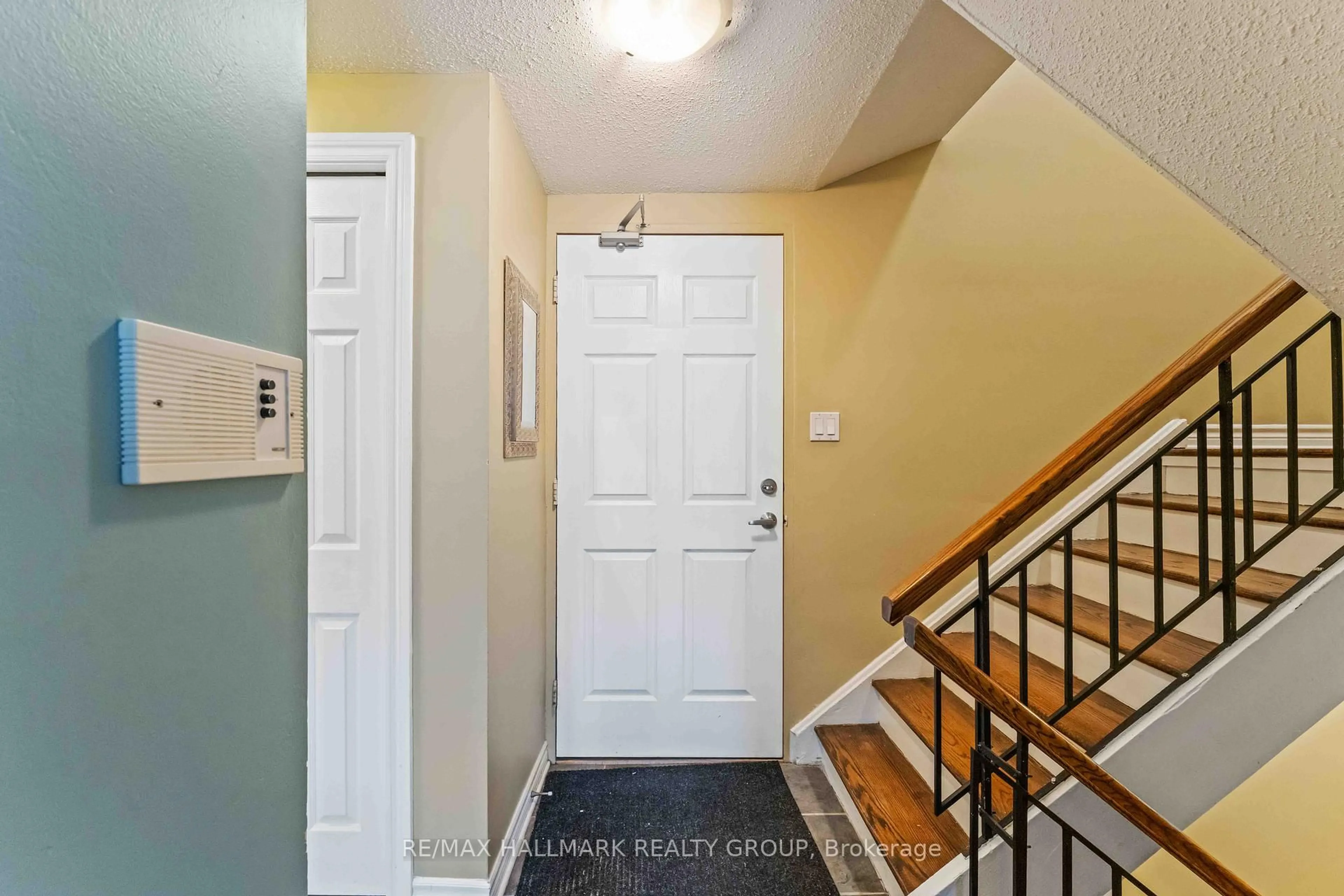 Indoor entryway for 388 Garden Glen Private #69, Ottawa Ontario K2G 1E4